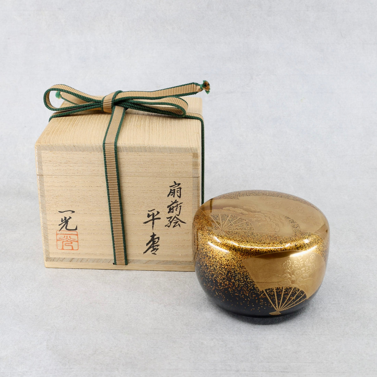 Natsume (boîte à thé japonaise) laque et or, décor senmen (éventails) de Ikkō Kiyose
