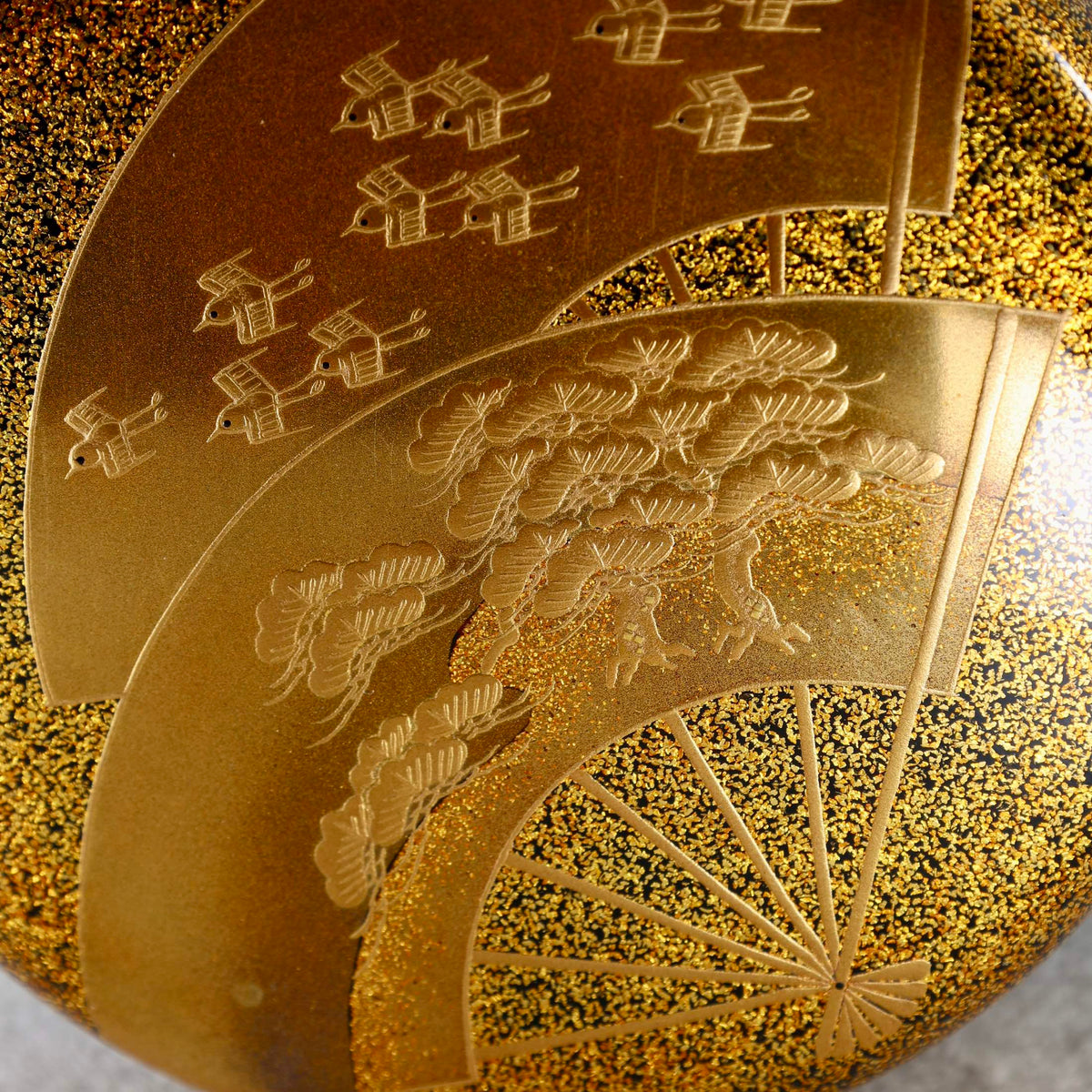 Natsume (boîte à thé japonaise) laque et or, décor senmen (éventails) de Ikkō Kiyose