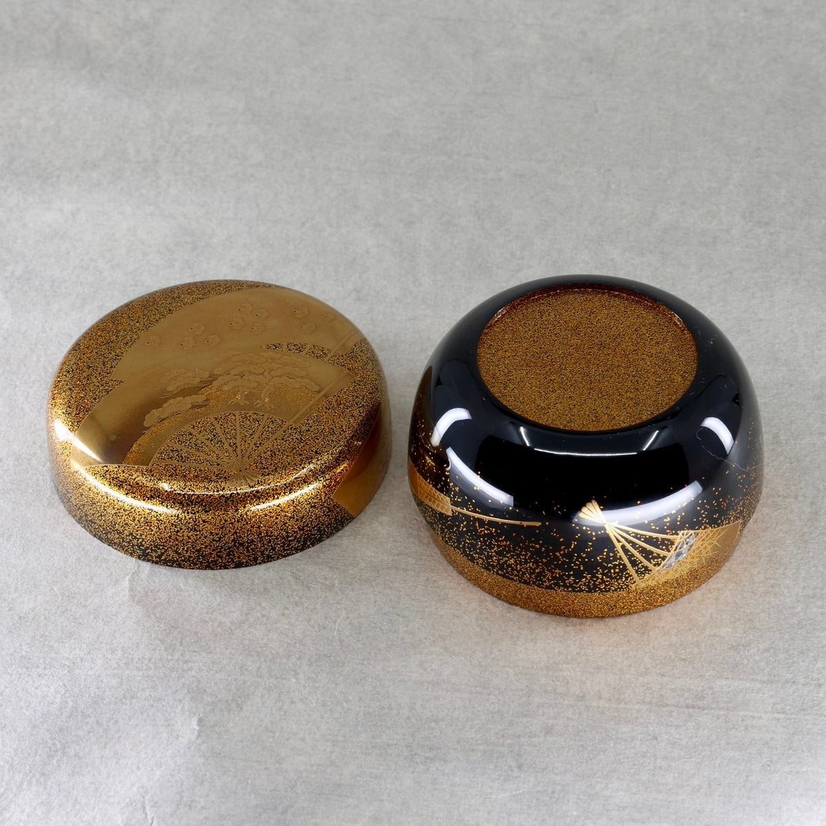Natsume (boîte à thé japonaise) laque et or, décor senmen (éventails) de Ikkō Kiyose