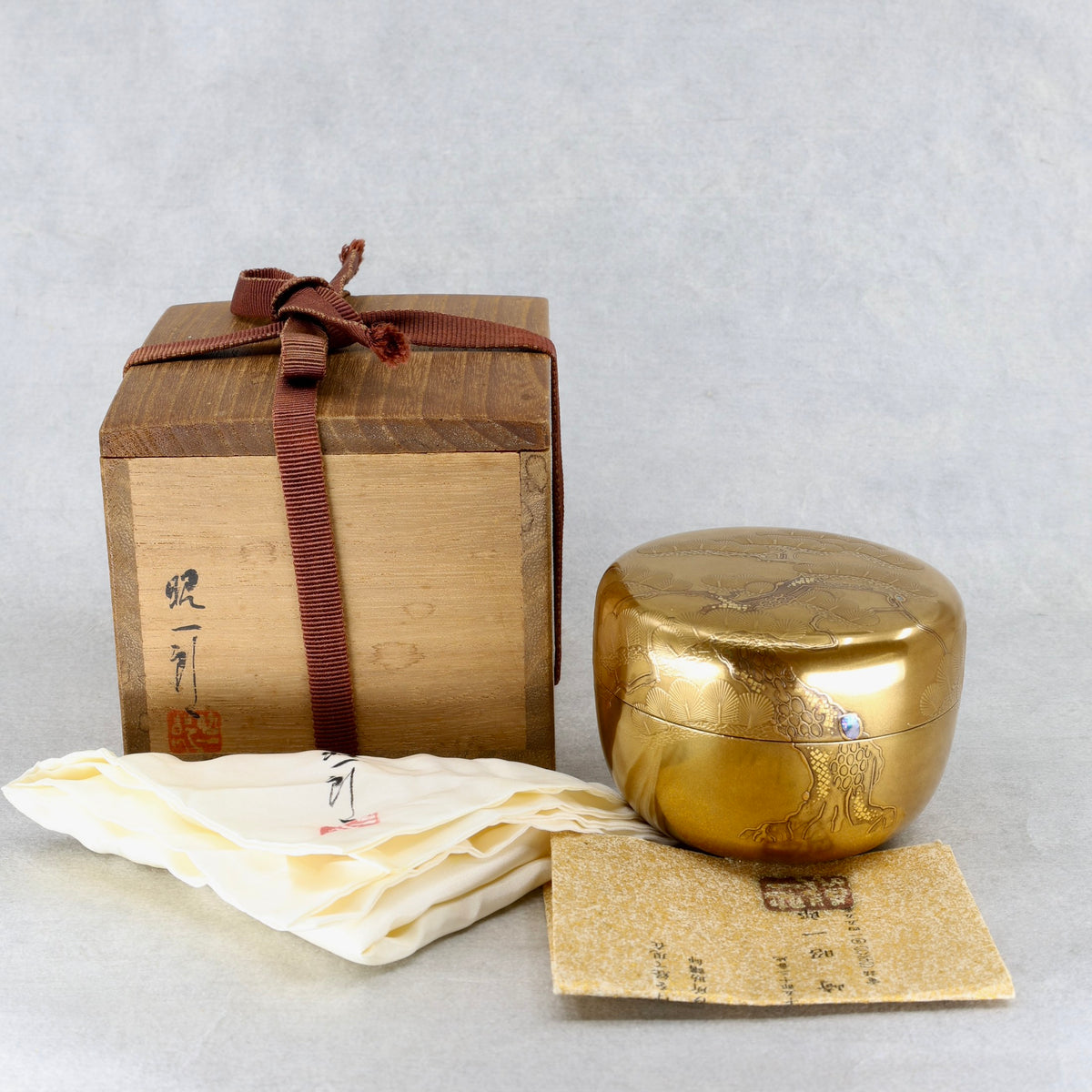 Natsume (boîte à thé japonaise) laque et or, décor oimatsu (vieux pin) de Shōichirō Tasaki