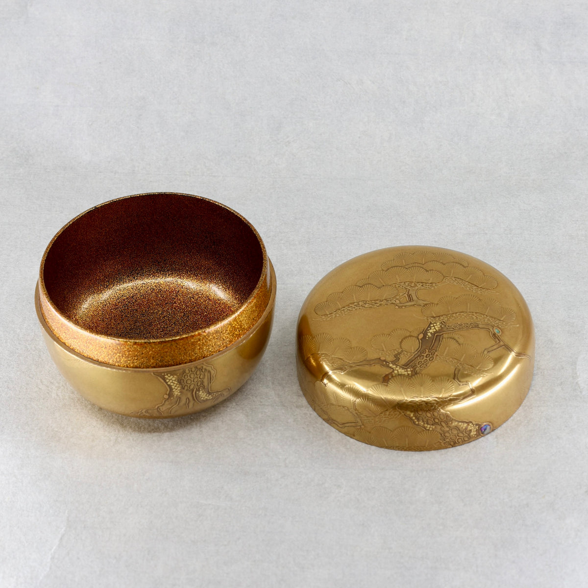 Natsume (boîte à thé japonaise) laque et or, décor oimatsu (vieux pin) de Shōichirō Tasaki