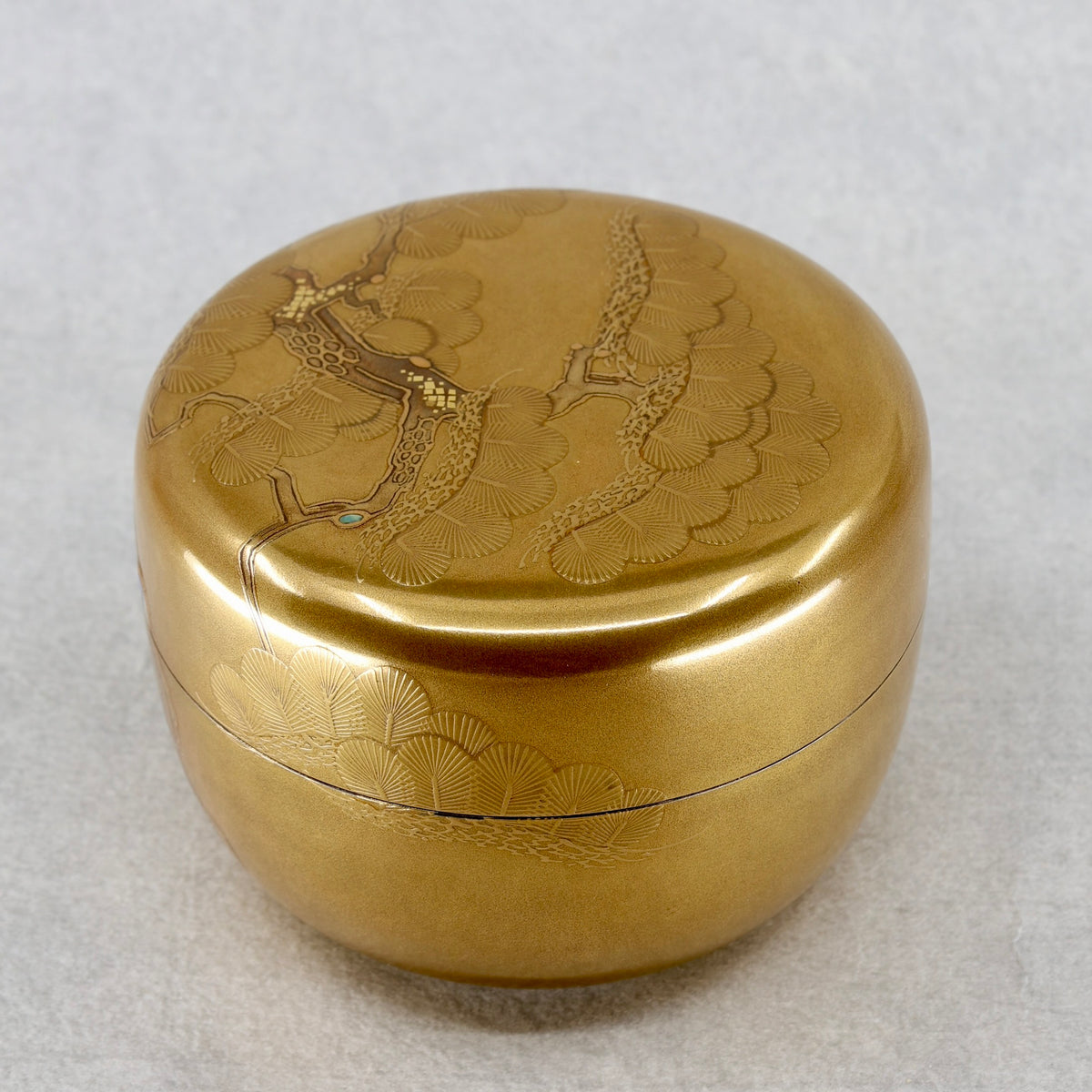 Natsume (boîte à thé japonaise) laque et or, décor oimatsu (vieux pin) de Shōichirō Tasaki