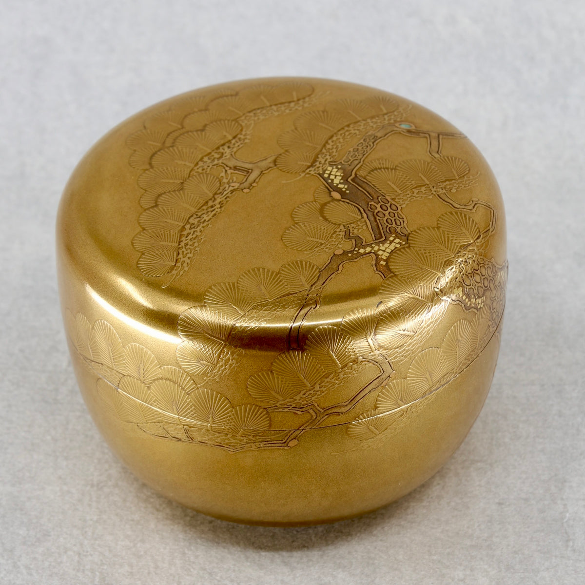 Natsume (boîte à thé japonaise) laque et or, décor oimatsu (vieux pin) de Shōichirō Tasaki