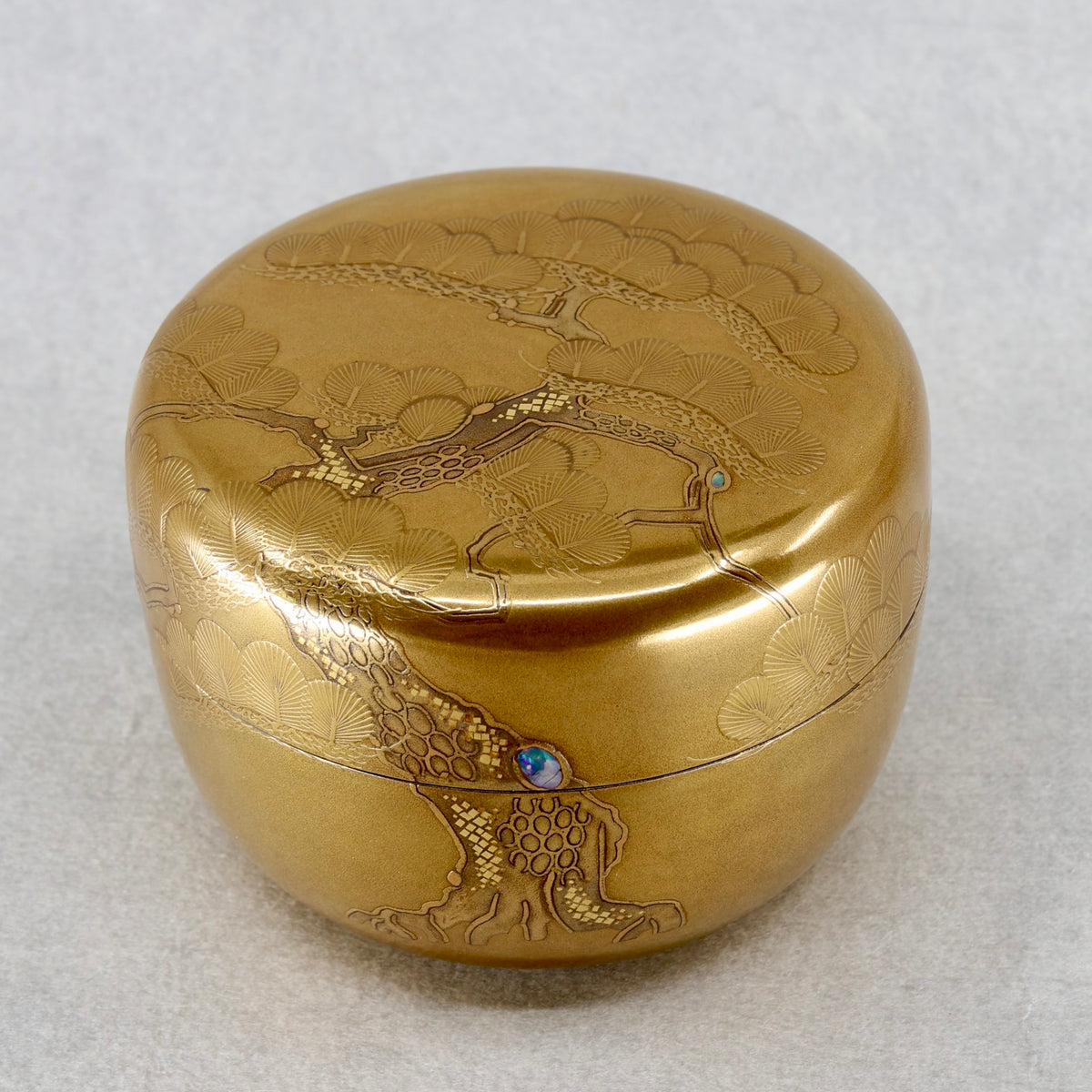 Natsume (boîte à thé japonaise) laque et or, décor oimatsu (vieux pin) de Shōichirō Tasaki