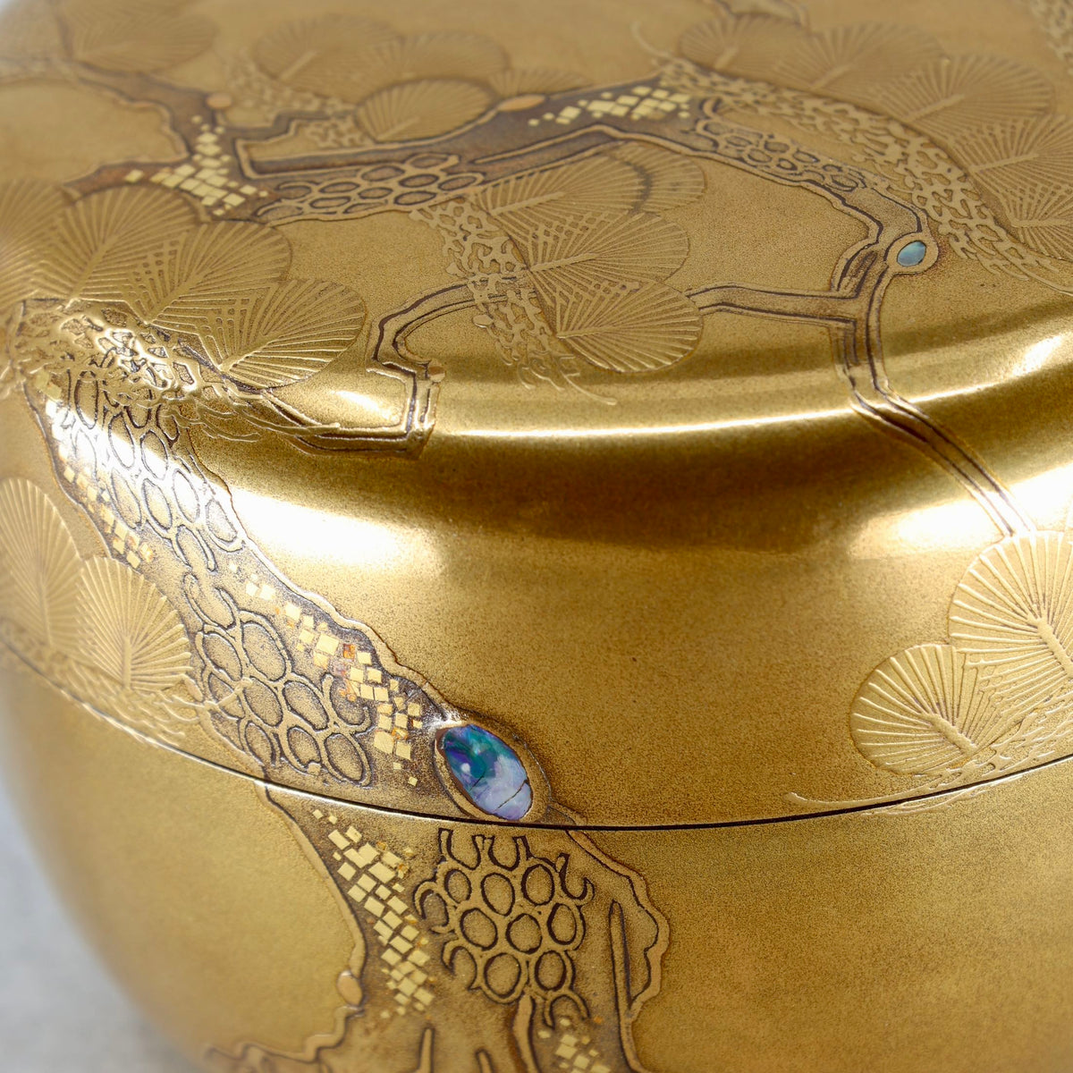 Natsume (boîte à thé japonaise) laque et or, décor oimatsu (vieux pin) de Shōichirō Tasaki