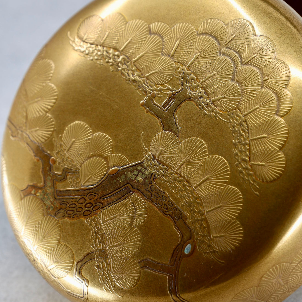 Natsume (boîte à thé japonaise) laque et or, décor oimatsu (vieux pin) de Shōichirō Tasaki