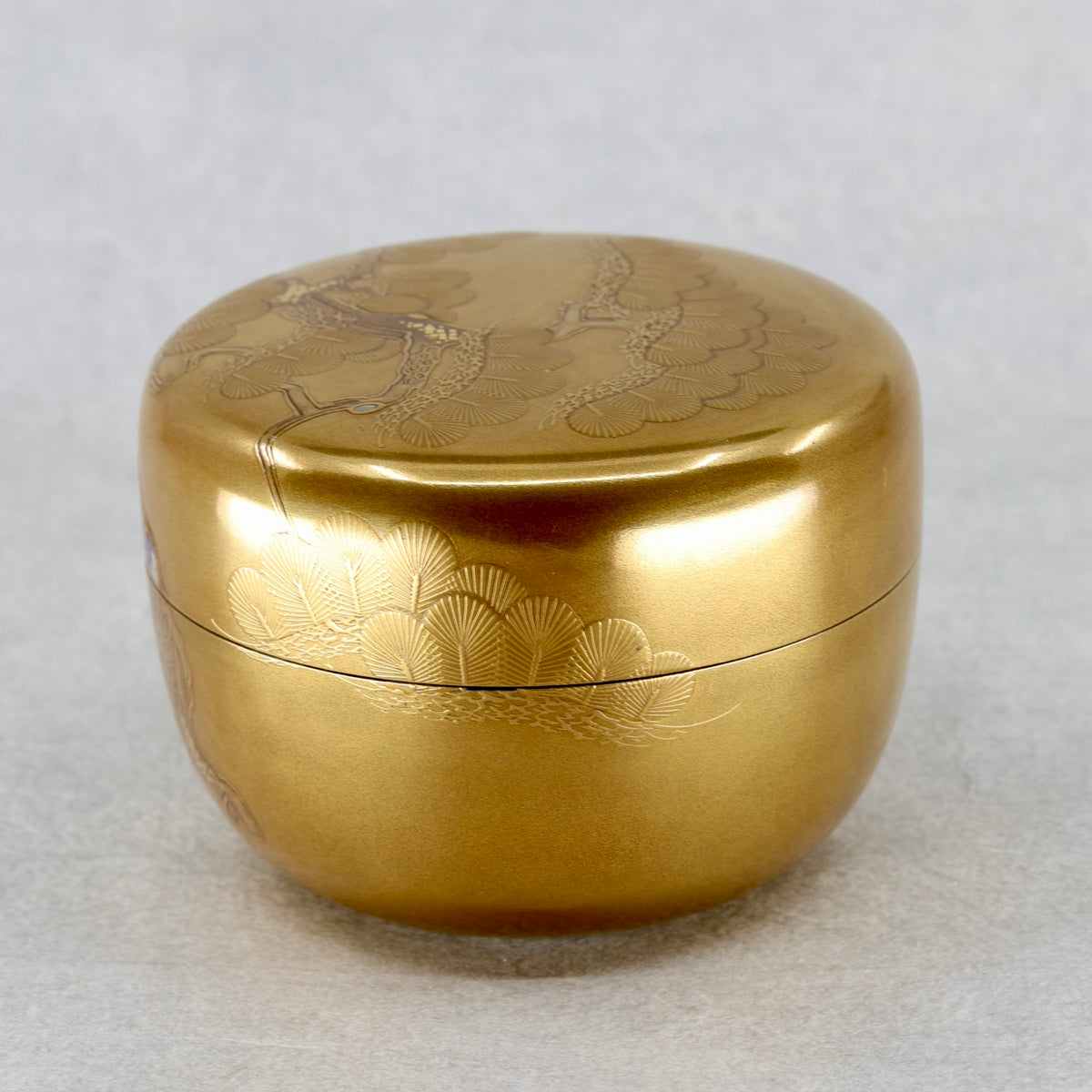 Natsume (boîte à thé japonaise) laque et or, décor oimatsu (vieux pin) de Shōichirō Tasaki