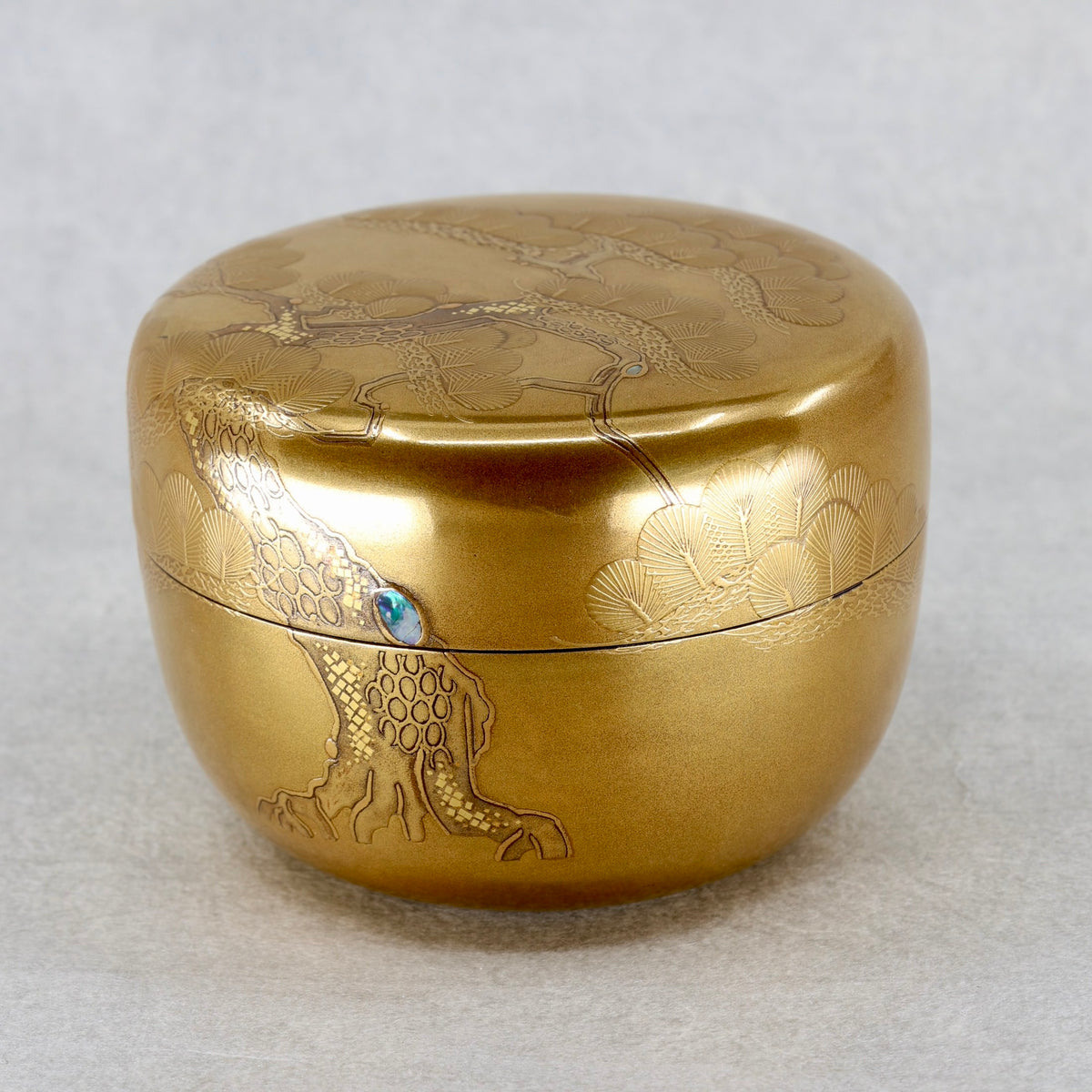 Natsume (boîte à thé japonaise) laque et or, décor oimatsu (vieux pin) de Shōichirō Tasaki