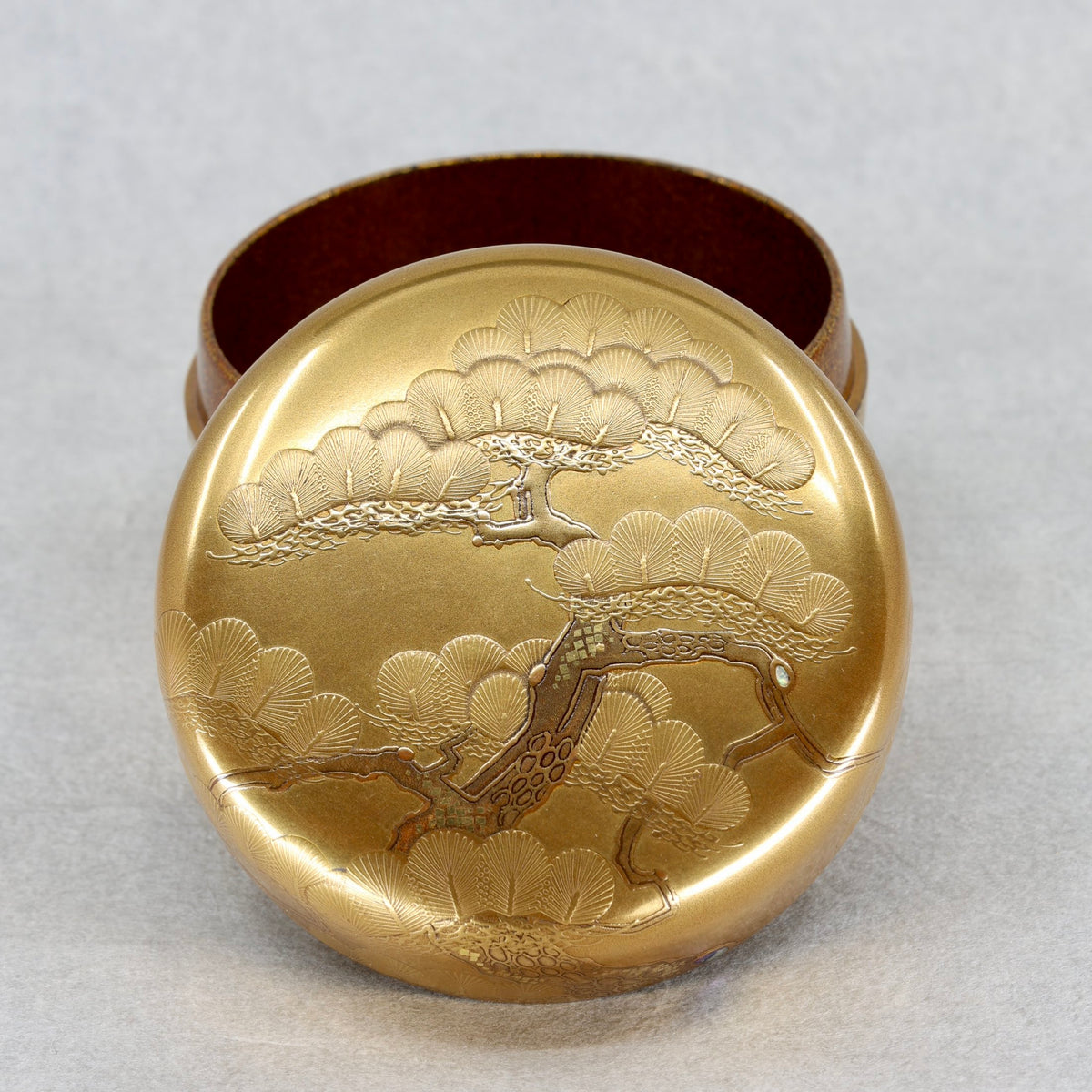 Natsume (boîte à thé japonaise) laque et or, décor oimatsu (vieux pin) de Shōichirō Tasaki