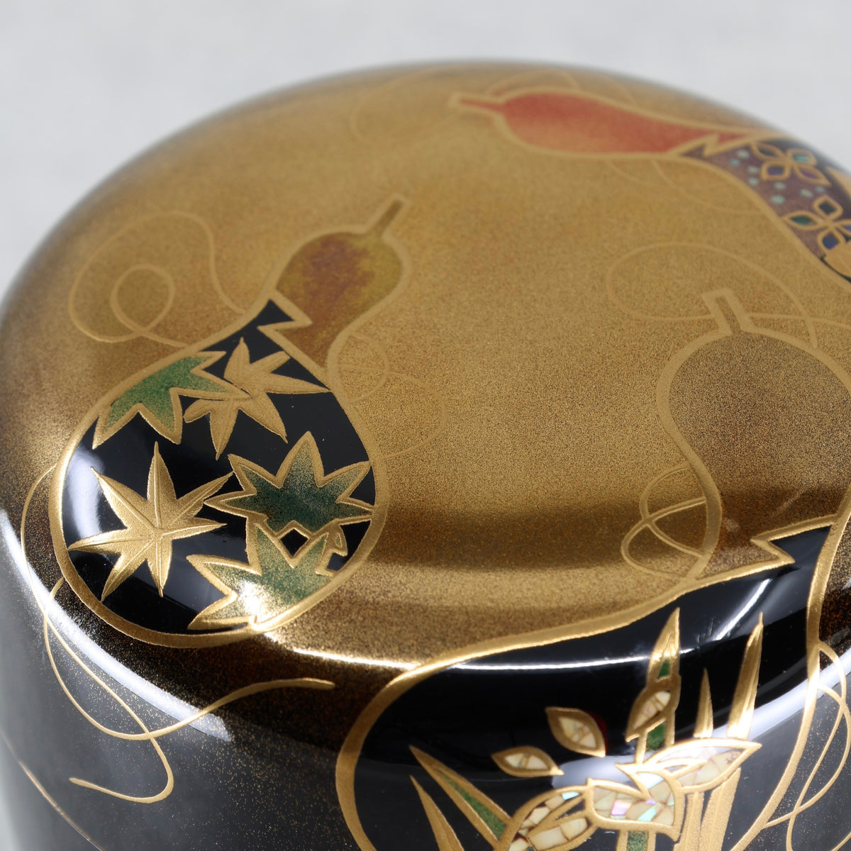 Natsume (boîte à thé japonaise) laque et or, décor rokubyō (six gourdes) de Kōsai Takeuchi