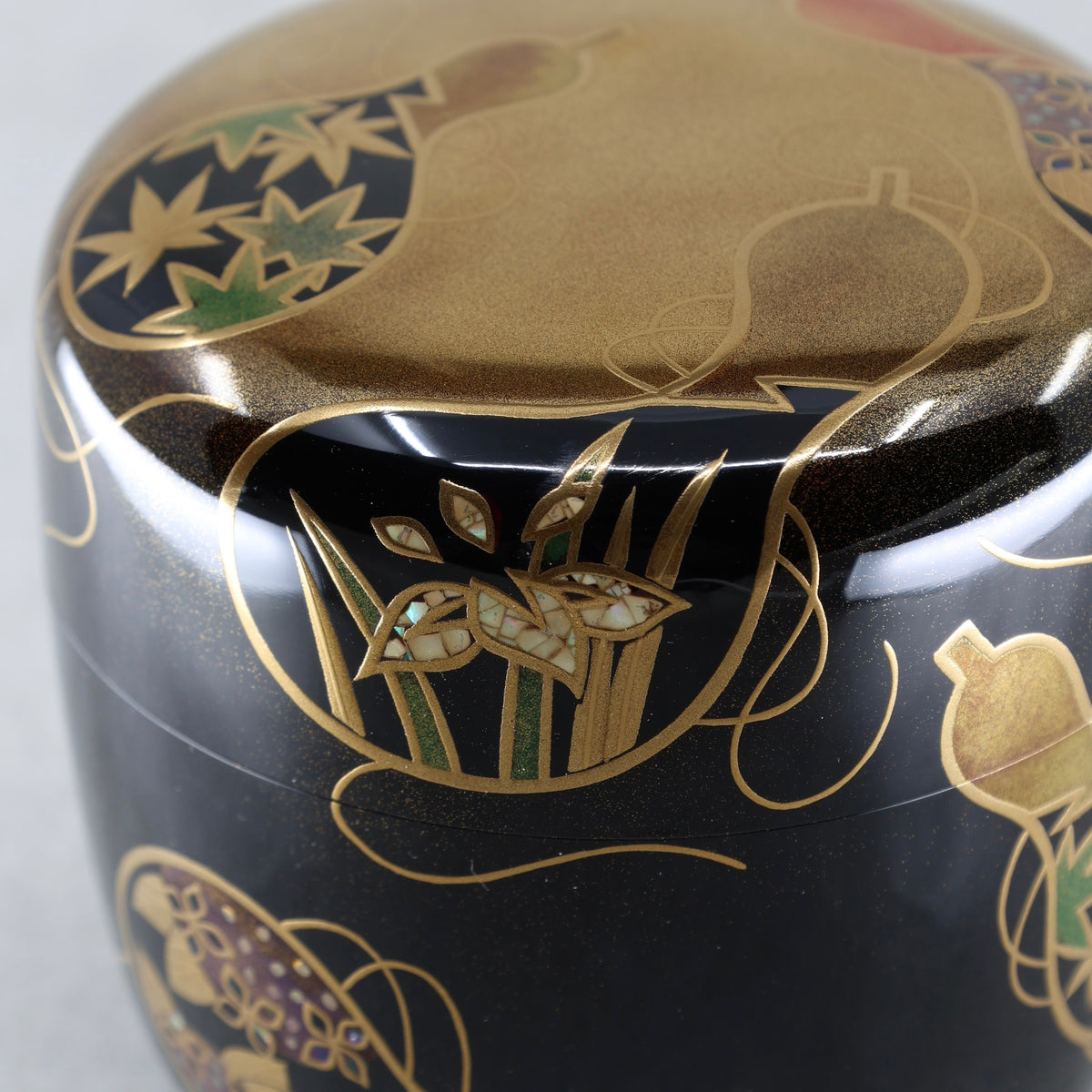 Natsume (boîte à thé japonaise) laque et or, décor rokubyō (six gourdes) de Kōsai Takeuchi