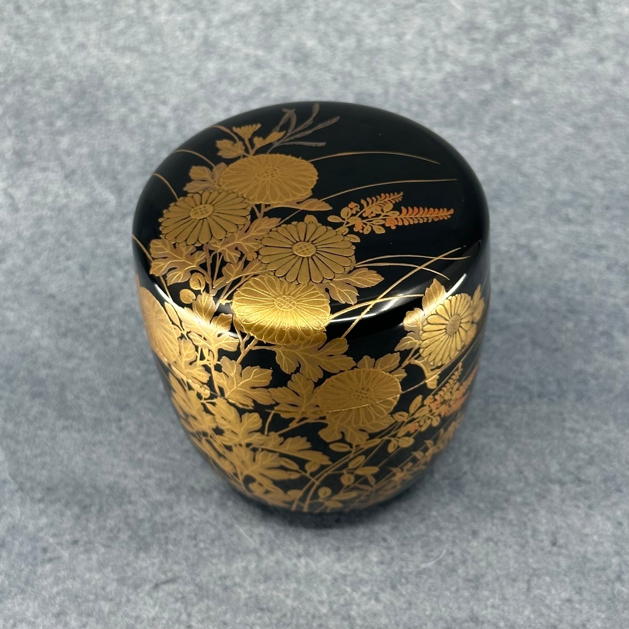 Natsume (boîte à thé) laque et or, motif kiku (chrysanthèmes) et sōka (fleurs sauvages) de Murata Dōkan