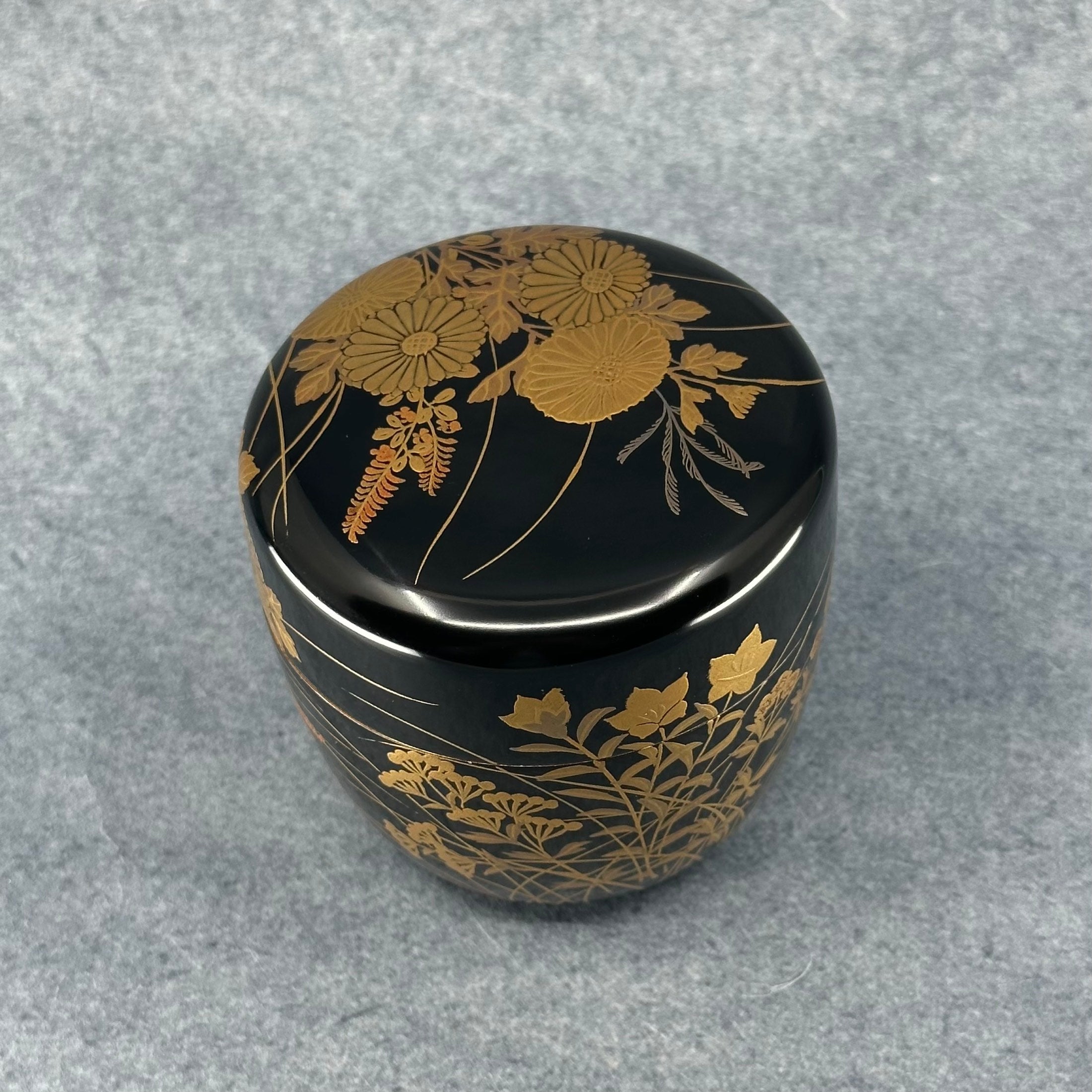 Natsume (boîte à thé) laque et or, motif kiku (chrysanthèmes) et sōka (fleurs sauvages) de Murata Dōkan