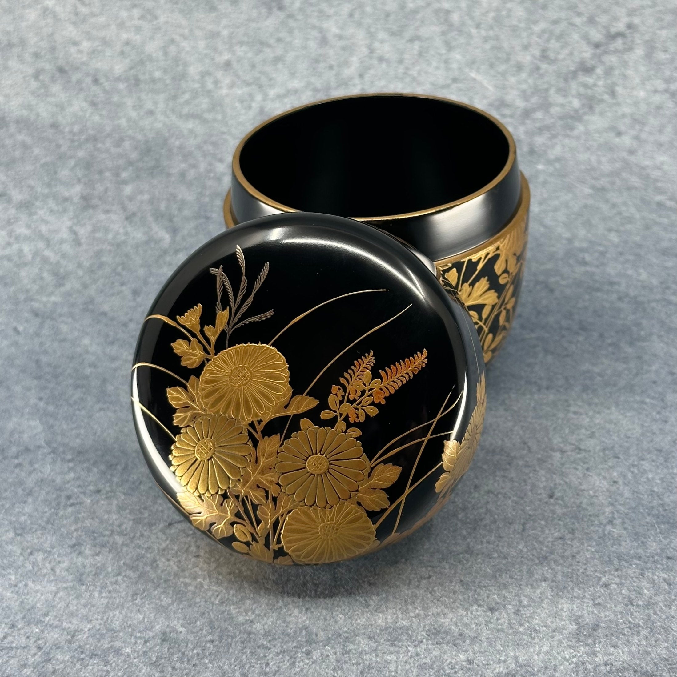 Natsume (boîte à thé) laque et or, motif kiku (chrysanthèmes) et sōka (fleurs sauvages) de Murata Dōkan