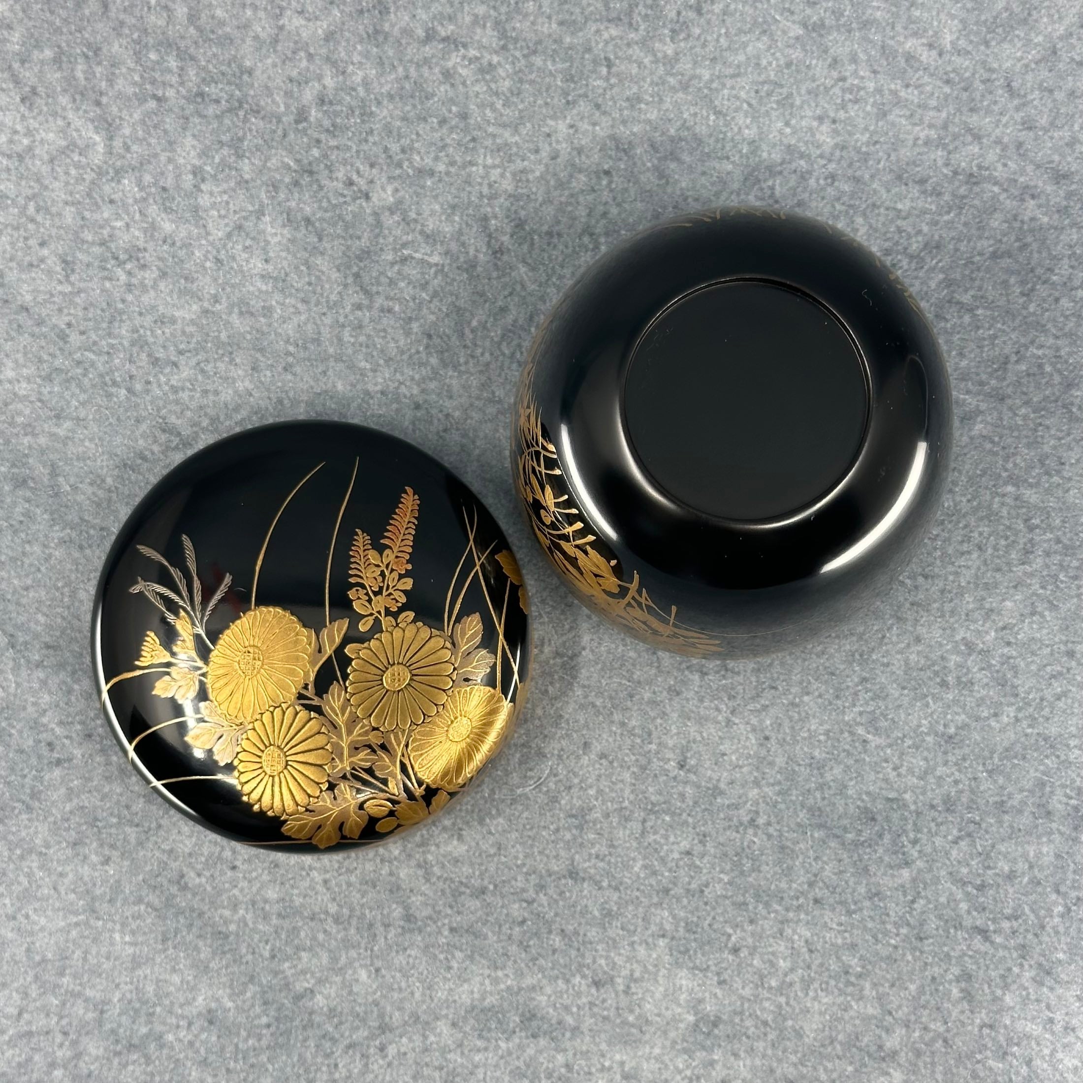 Natsume (boîte à thé) laque et or, motif kiku (chrysanthèmes) et sōka (fleurs sauvages) de Murata Dōkan
