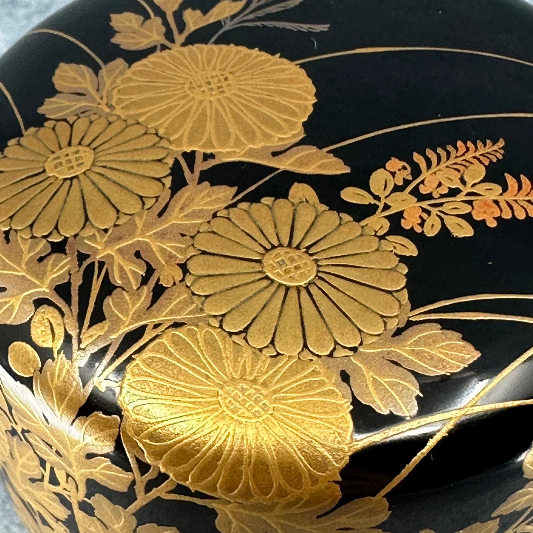 Natsume (boîte à thé) laque et or, motif kiku (chrysanthèmes) et sōka (fleurs sauvages) de Murata Dōkan
