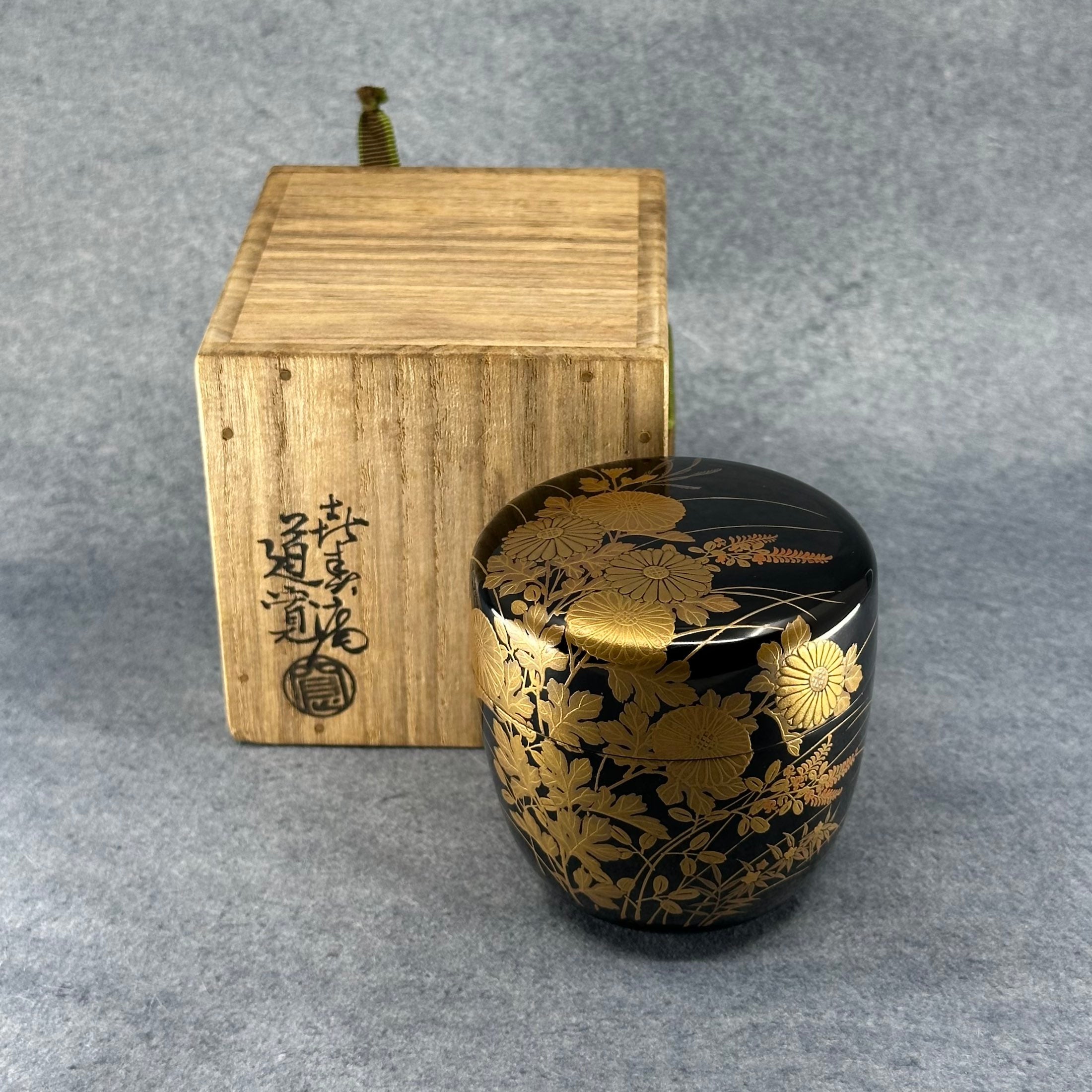Natsume (boîte à thé) laque et or, motif kiku (chrysanthèmes) et sōka (fleurs sauvages) de Murata Dōkan