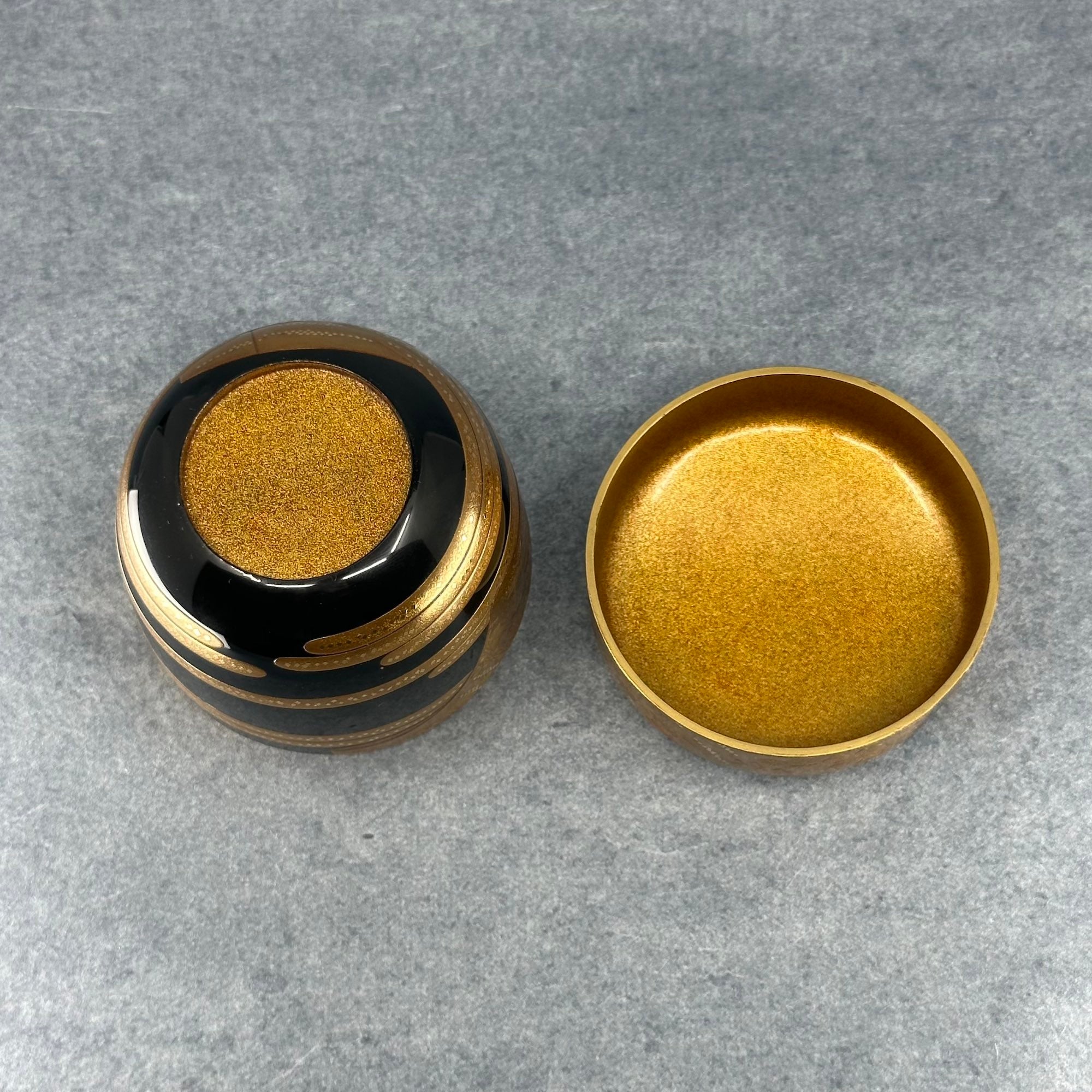 Détail du fond nashiji scintillant à l’intérieur du couvercle, typique du savoir-faire de Yamanaka – Atelier Ikiwa