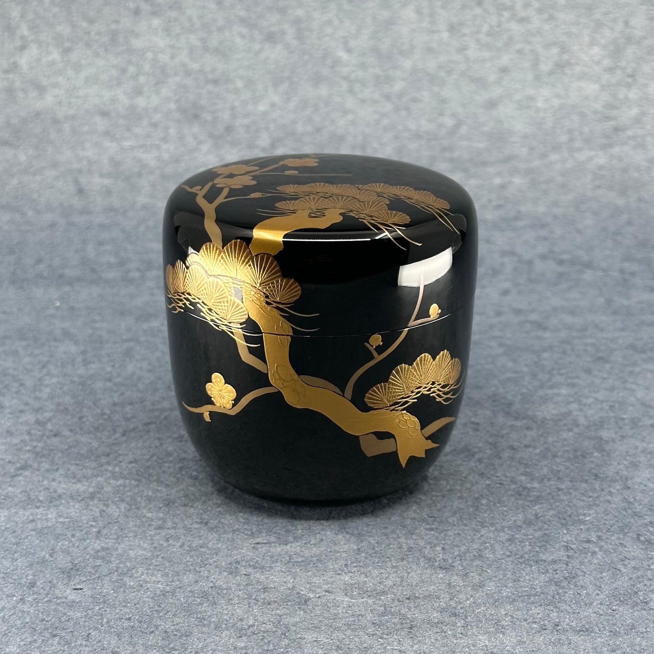 Natsume (boîte à thé) laque et or, motif matsu (pin) et ume (fleurs de prunier) de Naohiko Kurayama