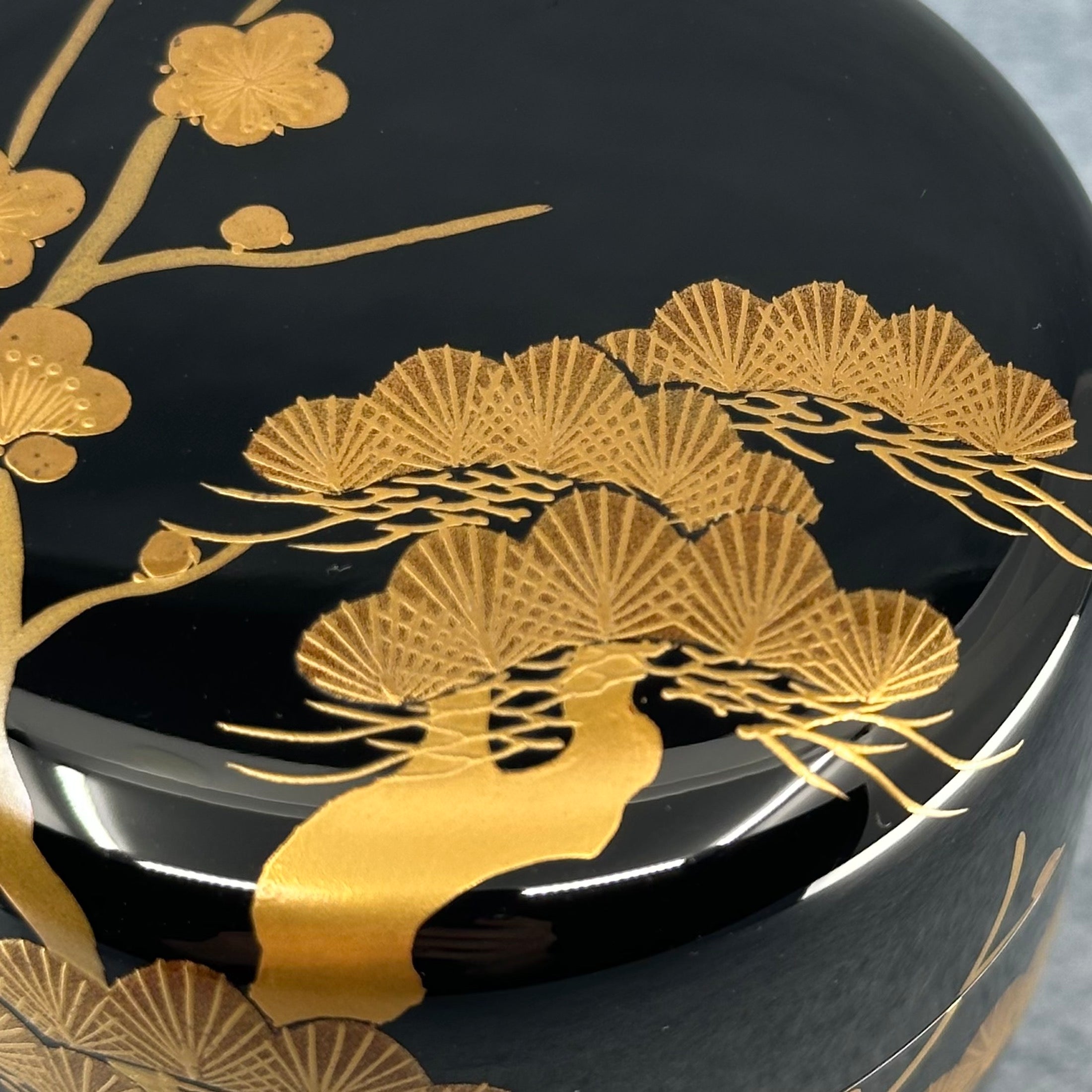 Natsume (boîte à thé) laque et or, motif matsu (pin) et ume (fleurs de prunier) de Naohiko Kurayama