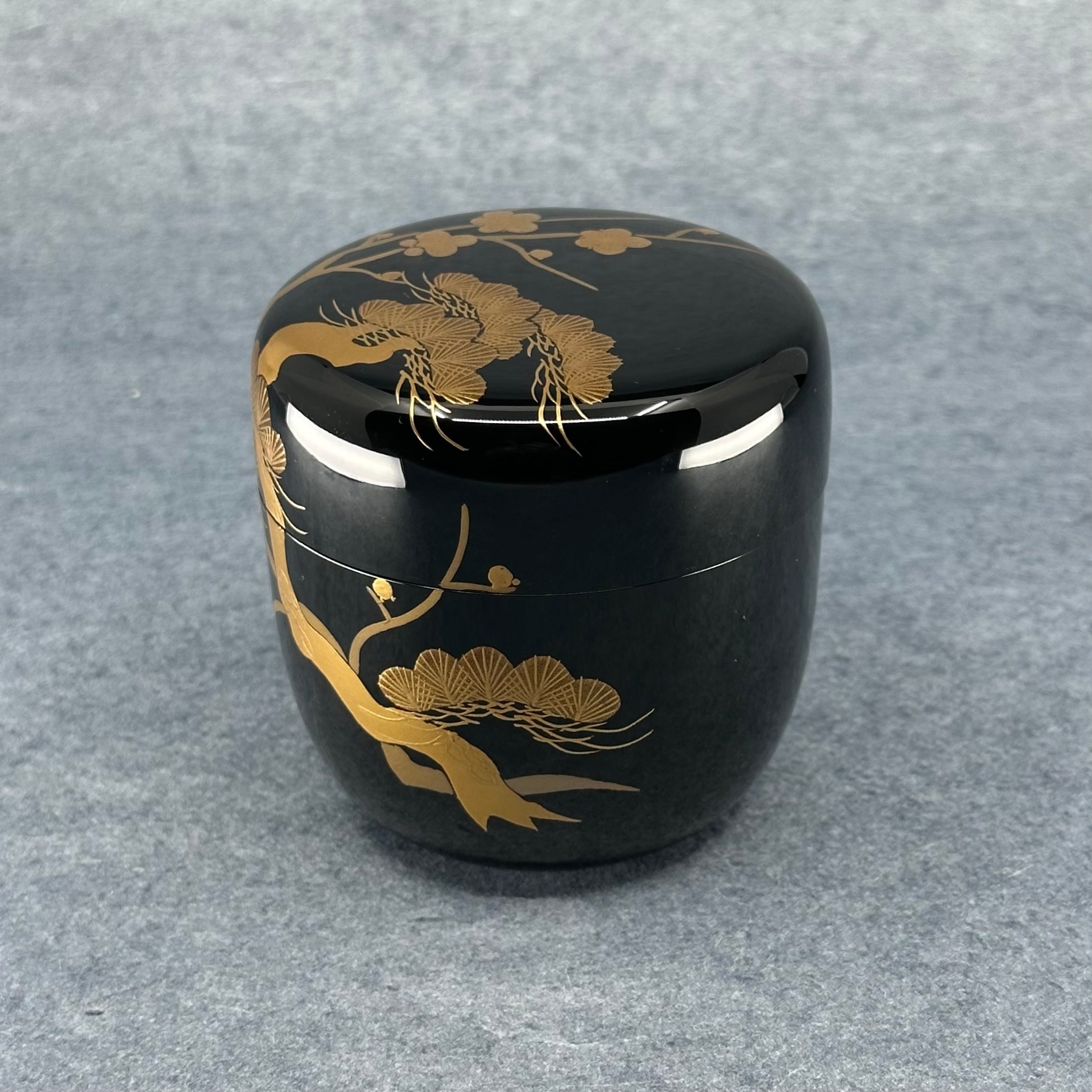 Natsume (boîte à thé) laque et or, motif matsu (pin) et ume (fleurs de prunier) de Naohiko Kurayama