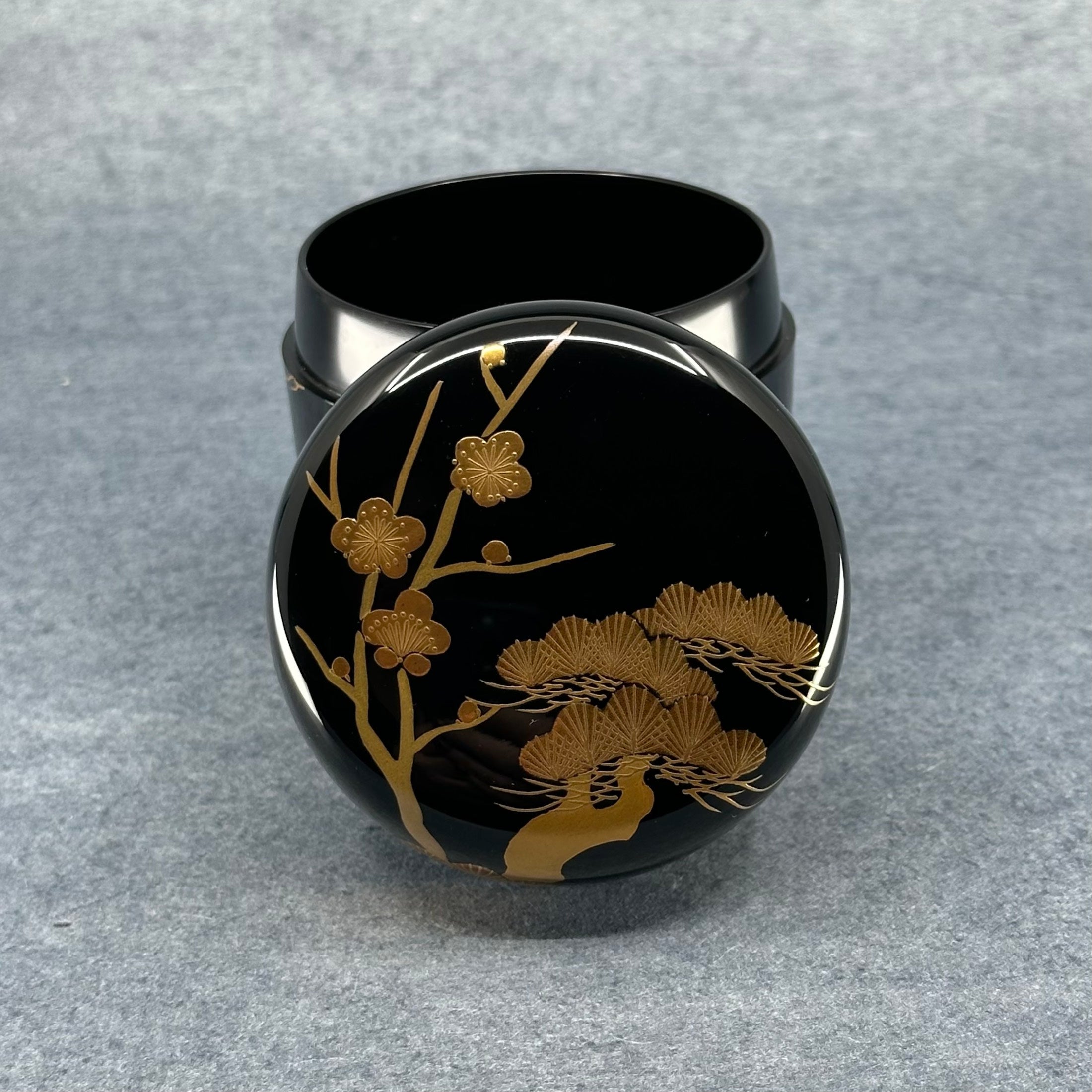 Natsume (boîte à thé) laque et or, motif matsu (pin) et ume (fleurs de prunier) de Naohiko Kurayama