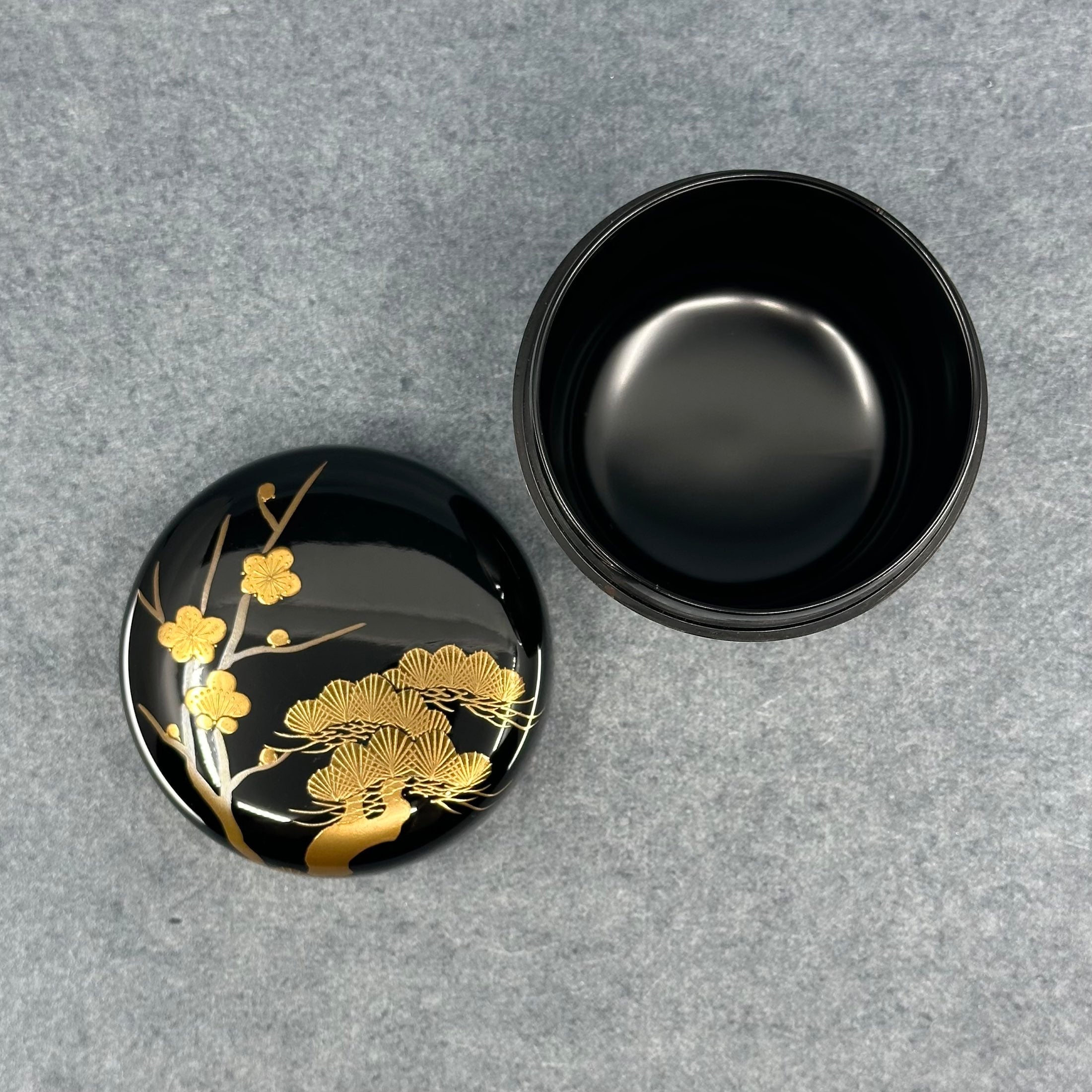 Natsume (boîte à thé) laque et or, motif matsu (pin) et ume (fleurs de prunier) de Naohiko Kurayama