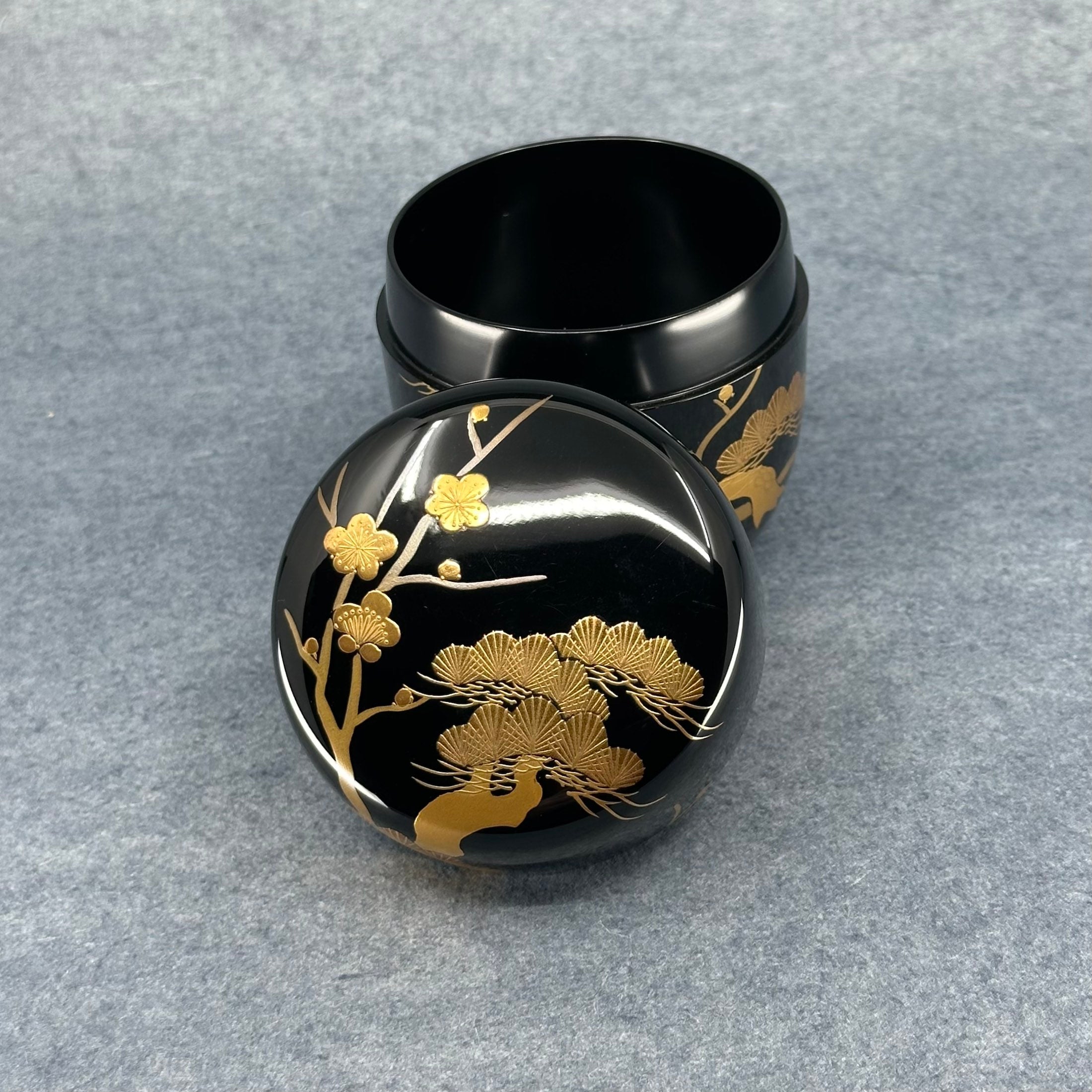 Natsume (boîte à thé) laque et or, motif matsu (pin) et ume (fleurs de prunier) de Naohiko Kurayama