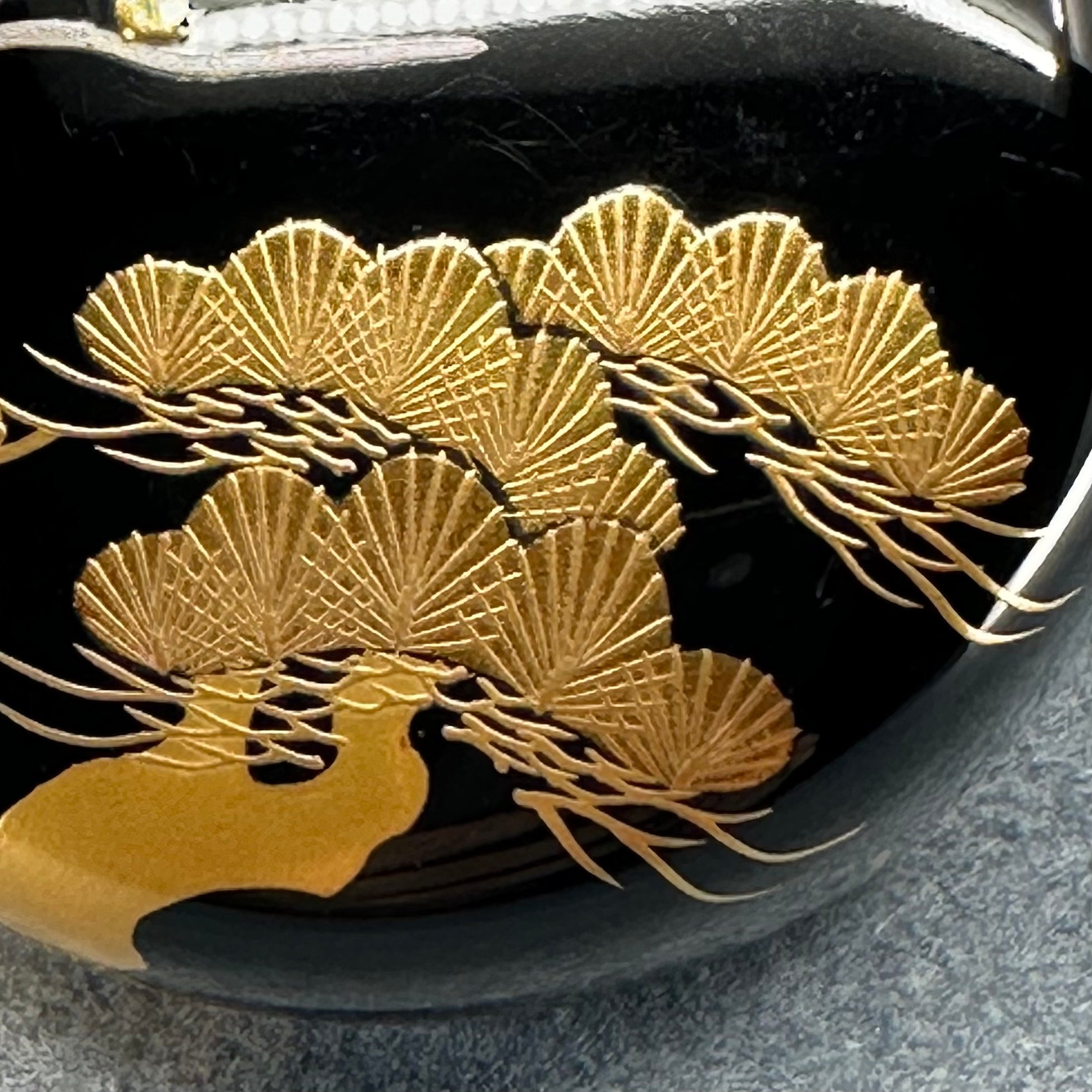 Natsume (boîte à thé) laque et or, motif matsu (pin) et ume (fleurs de prunier) de Naohiko Kurayama