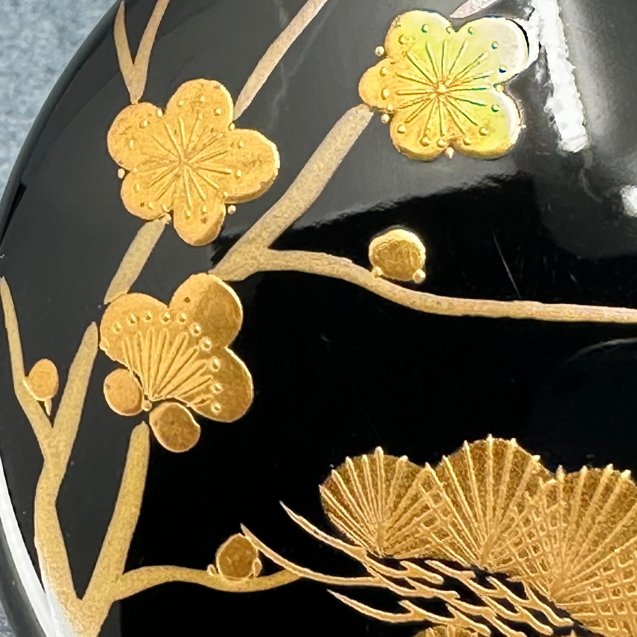 Natsume (boîte à thé) laque et or, motif matsu (pin) et ume (fleurs de prunier) de Naohiko Kurayama