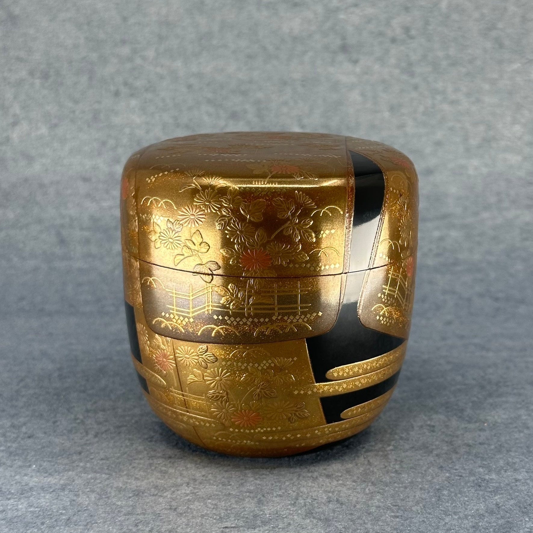 Natsume en laque urushi japonaise à décor d’or représentant des chrysanthèmes et clôtures magaki-kiku sur fond noir profond – Atelier Ikiwa