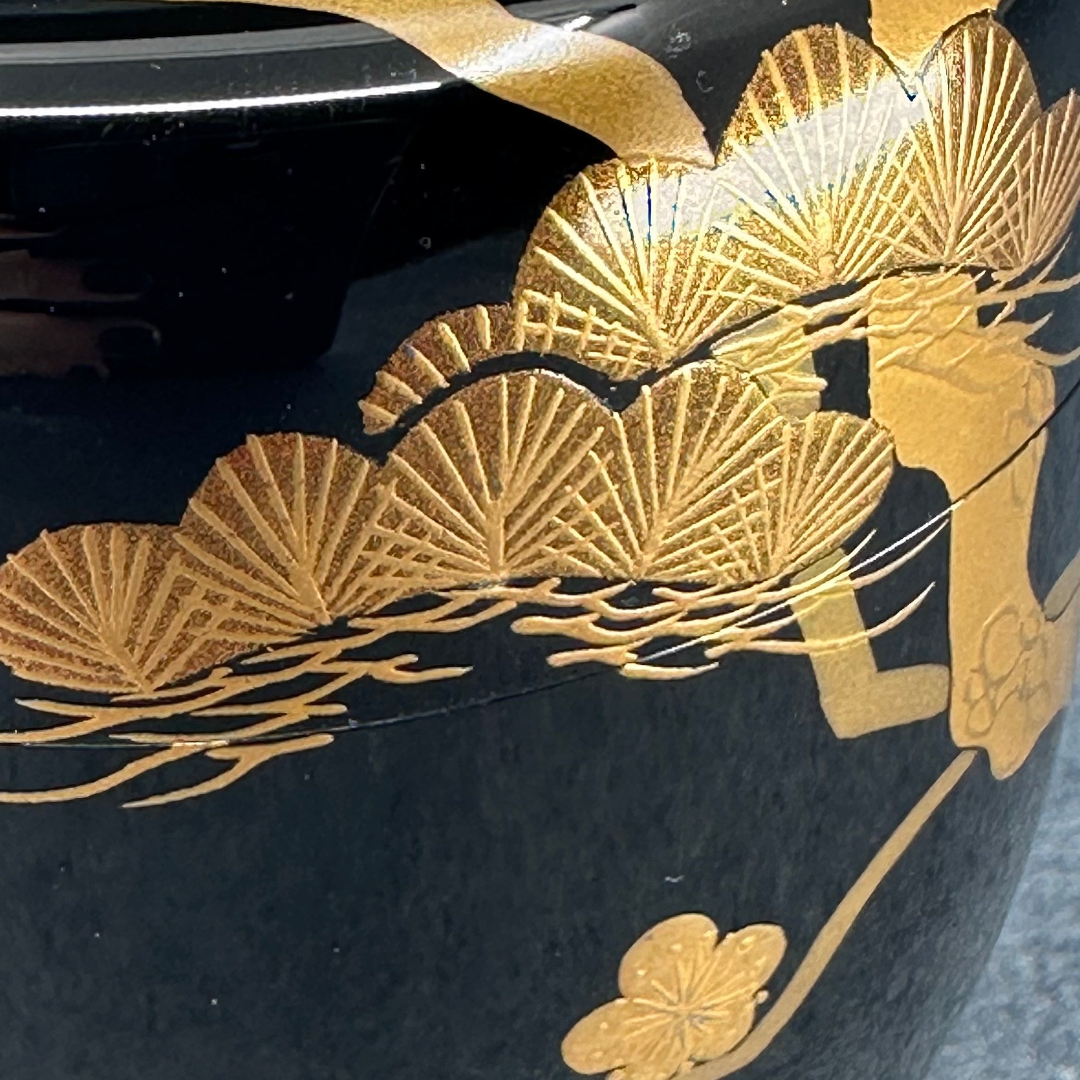Natsume (boîte à thé) laque et or, motif matsu (pin) et ume (fleurs de prunier) de Naohiko Kurayama