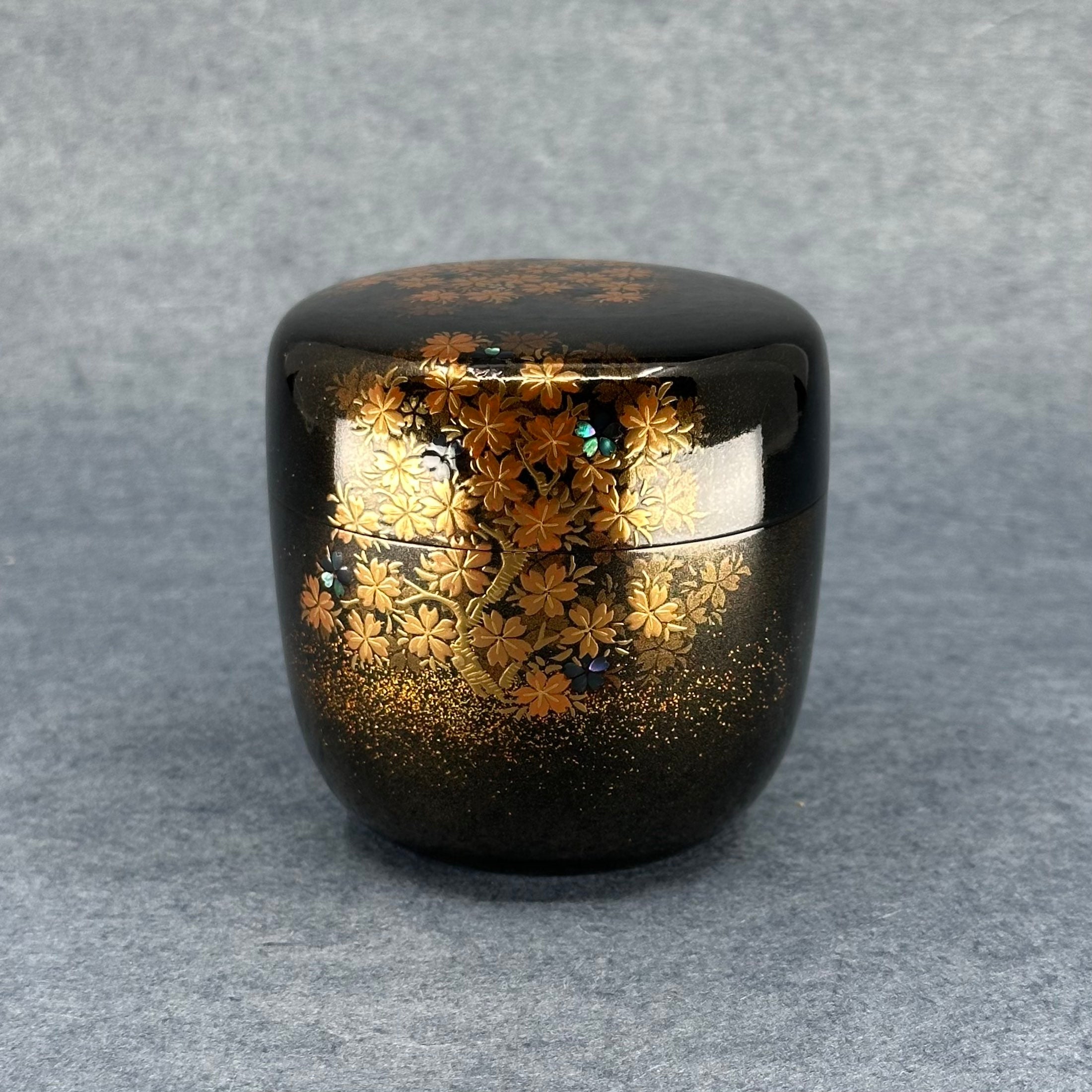 Natsume (boîte à thé) laque et or, décor yozakura (cerisiers admirés la nuit) de Hamataka Ikkei
