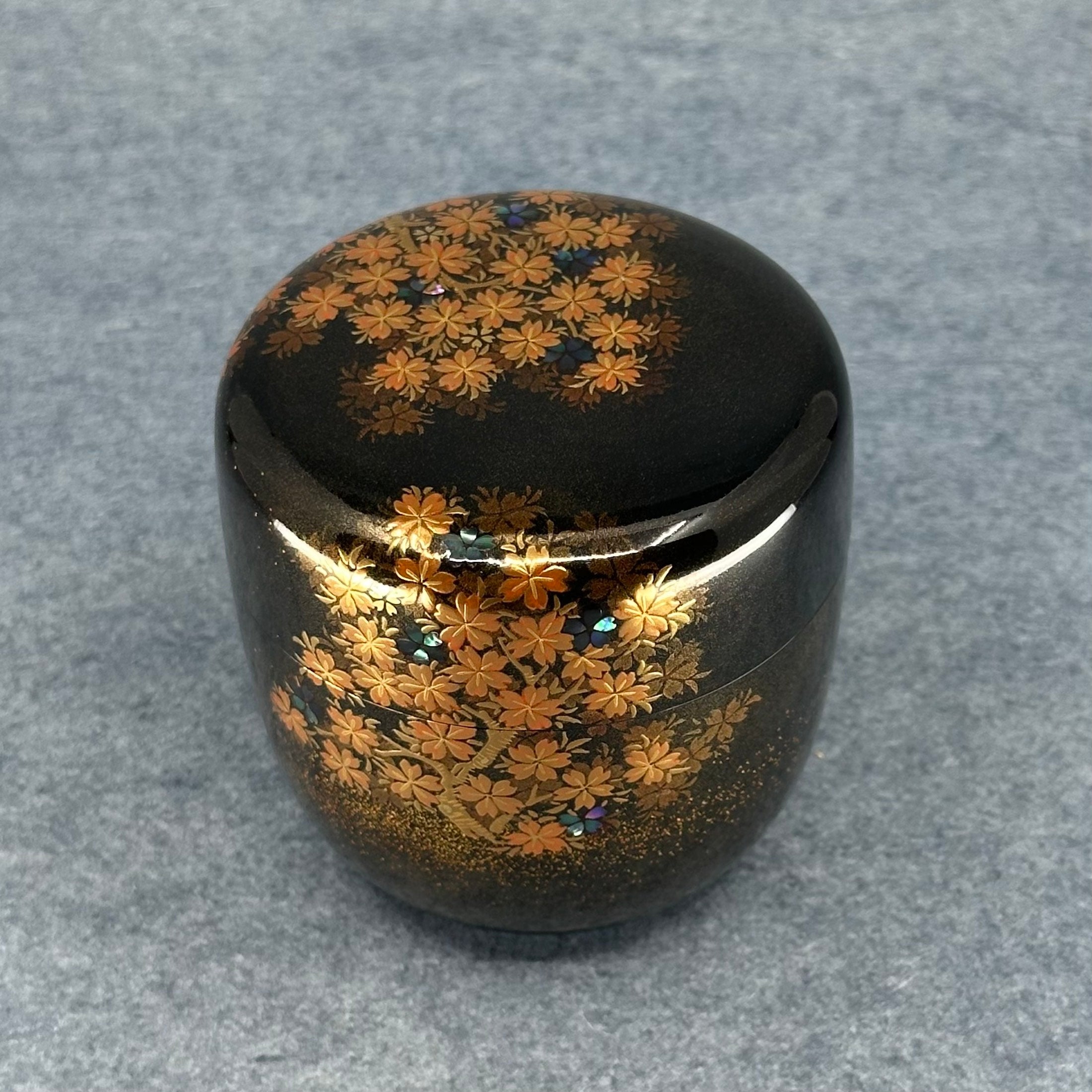 Natsume (boîte à thé) laque et or, décor yozakura (cerisiers admirés la nuit) de Hamataka Ikkei