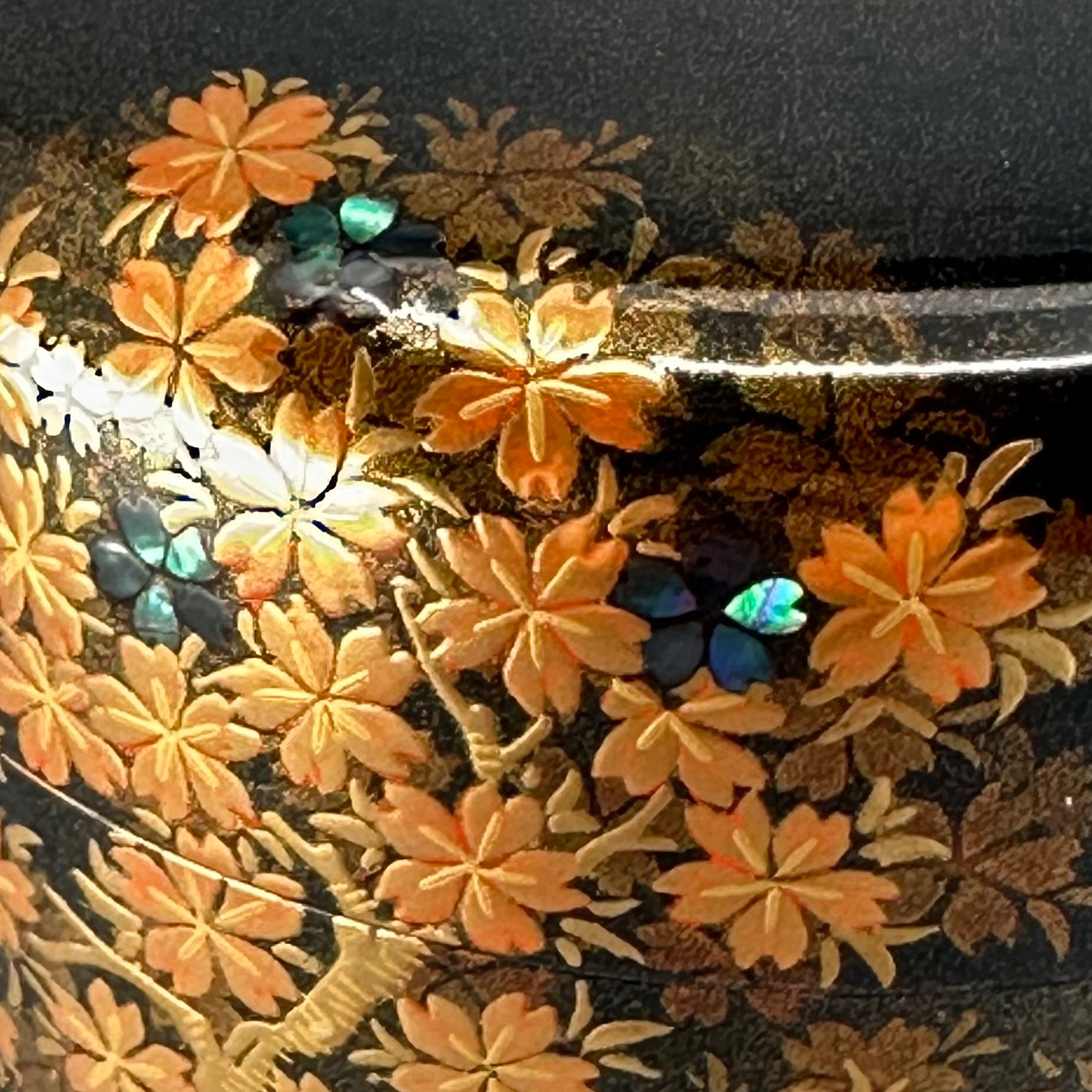 Natsume (boîte à thé) laque et or, décor yozakura (cerisiers admirés la nuit) de Hamataka Ikkei