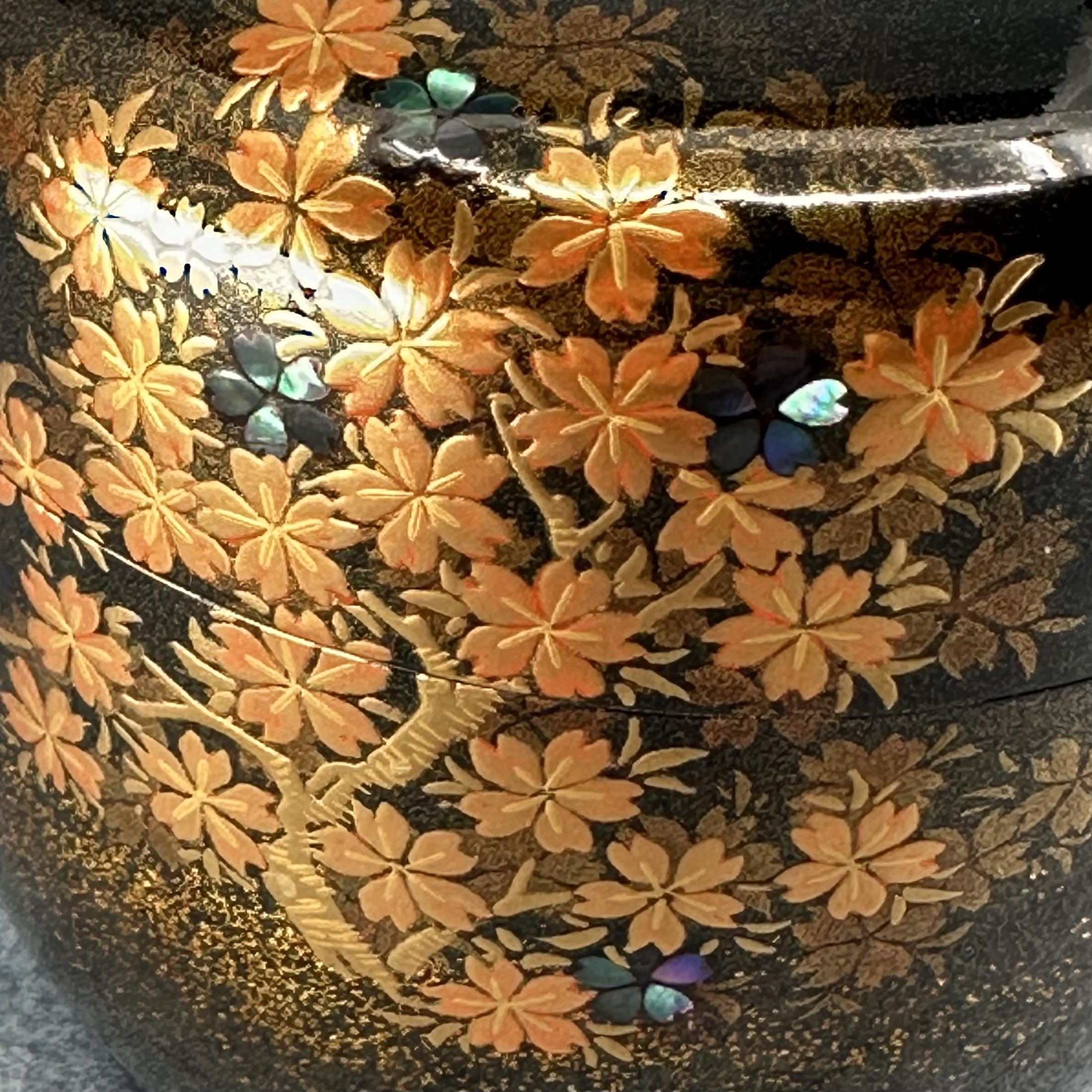 Natsume (boîte à thé) laque et or, décor yozakura (cerisiers admirés la nuit) de Hamataka Ikkei