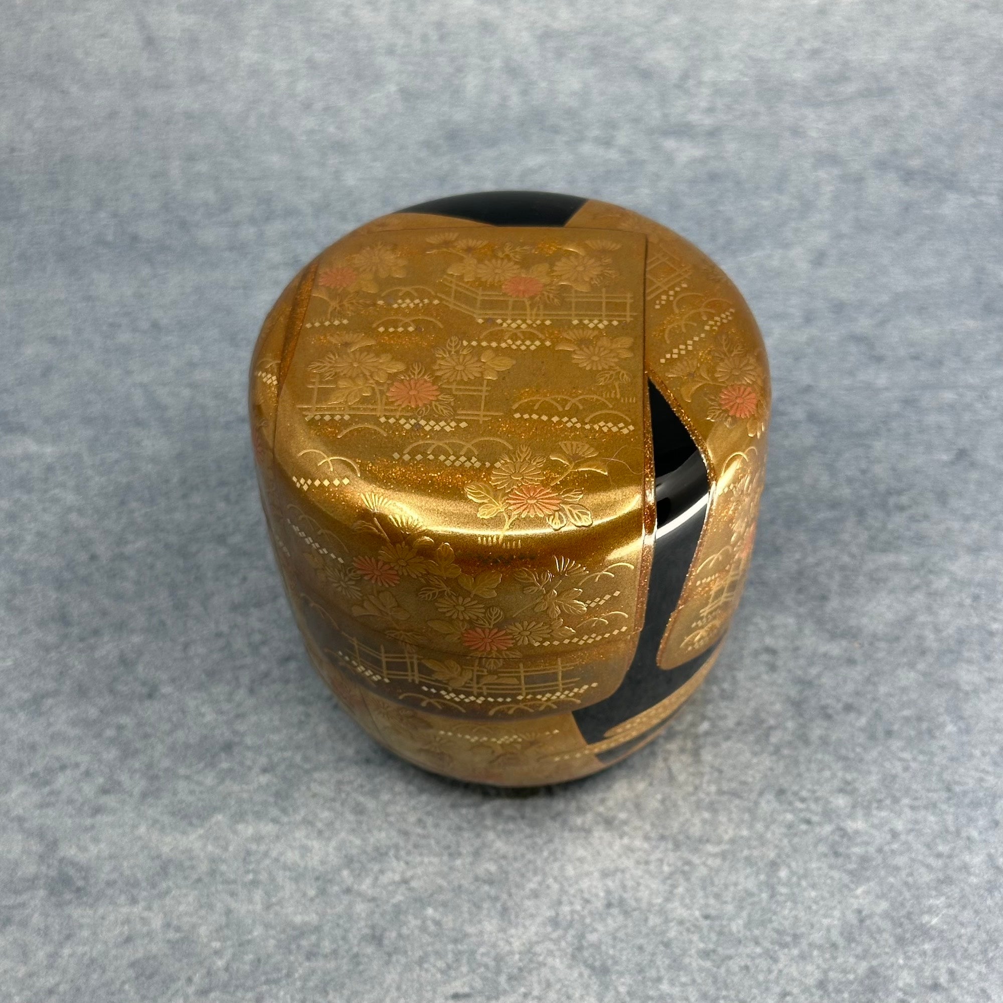 Vue de dessus mettant en valeur la disposition symétrique des chrysanthèmes dorés – Atelier Ikiwa