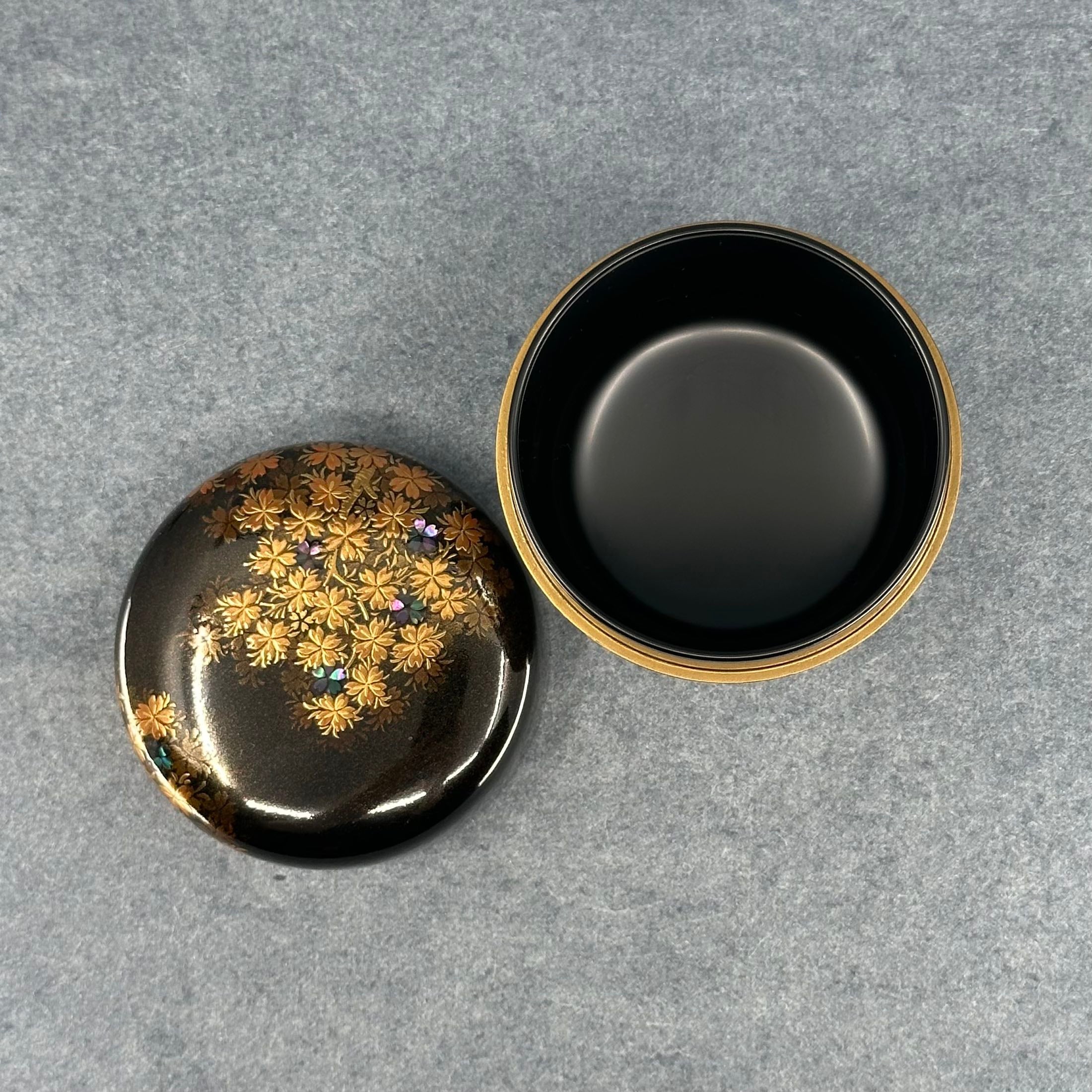 Natsume (boîte à thé) laque et or, décor yozakura (cerisiers admirés la nuit) de Hamataka Ikkei