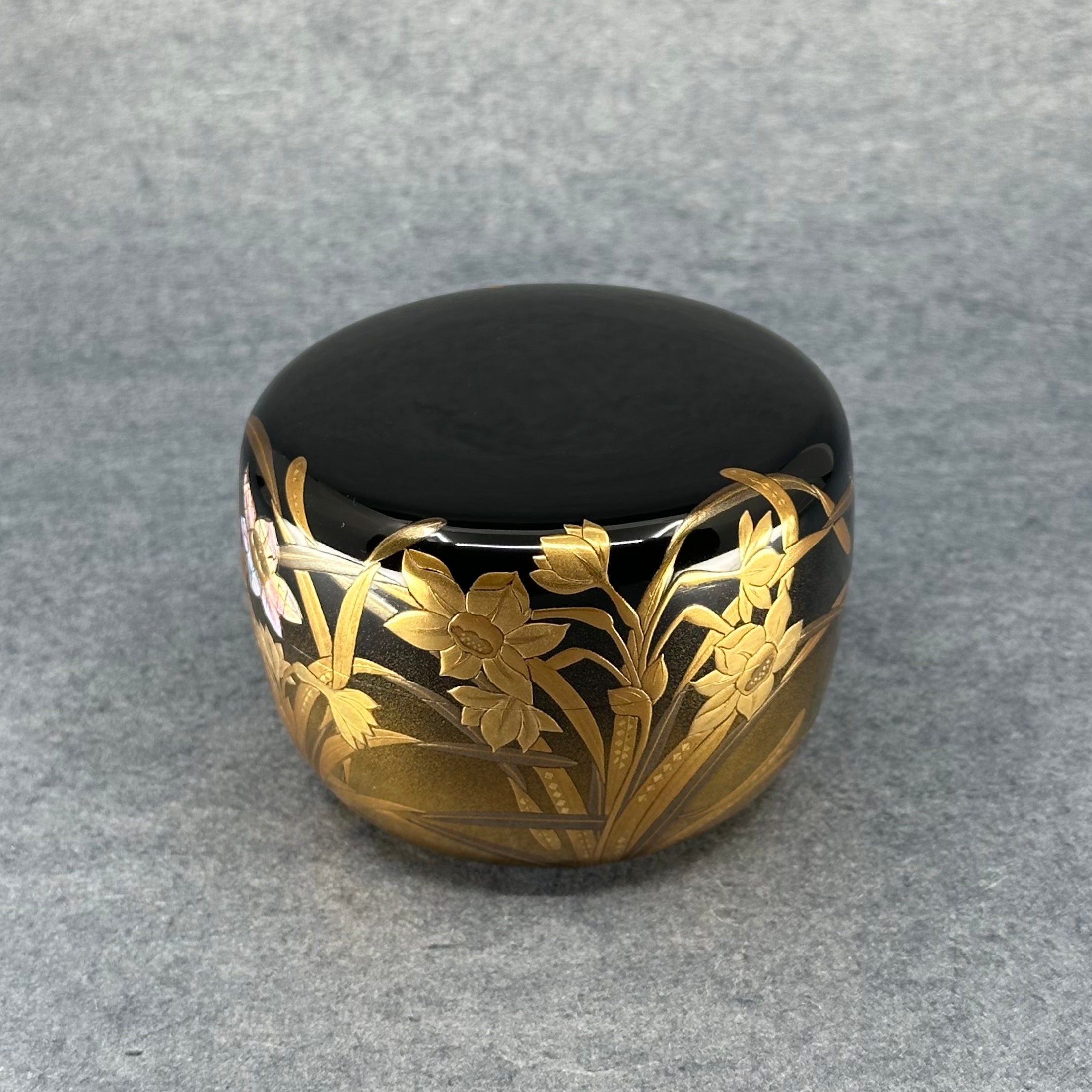 Natsume (boîte à thé) laque et or, motif suisen (jonquilles) de Takahiro Iwakura