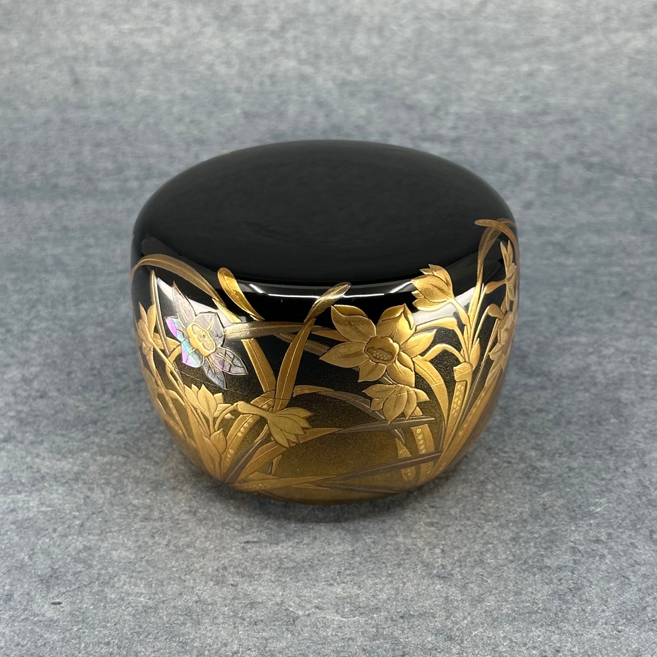 Natsume (boîte à thé) laque et or, motif suisen (jonquilles) de Takahiro Iwakura