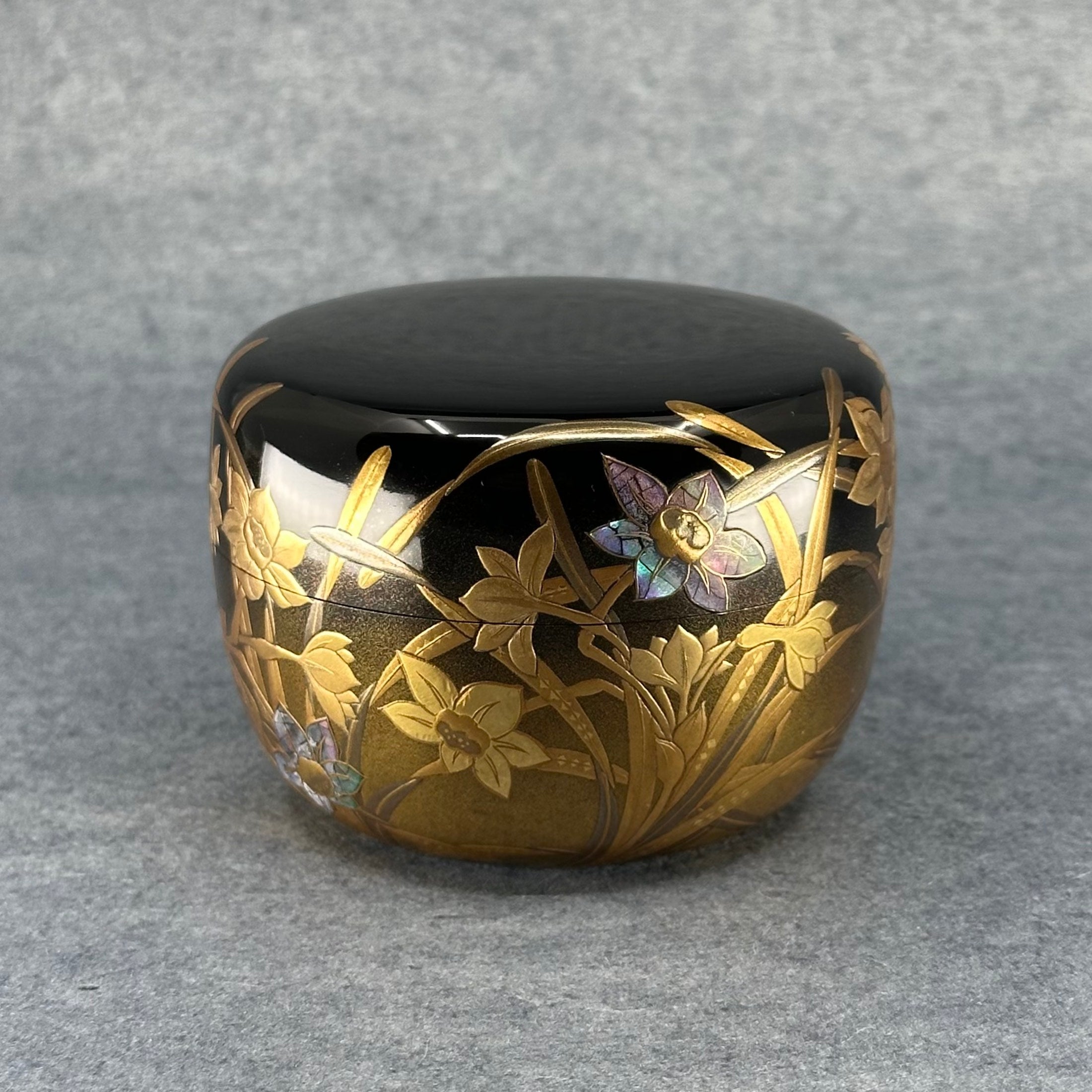Natsume (boîte à thé) laque et or, motif suisen (jonquilles) de Takahiro Iwakura