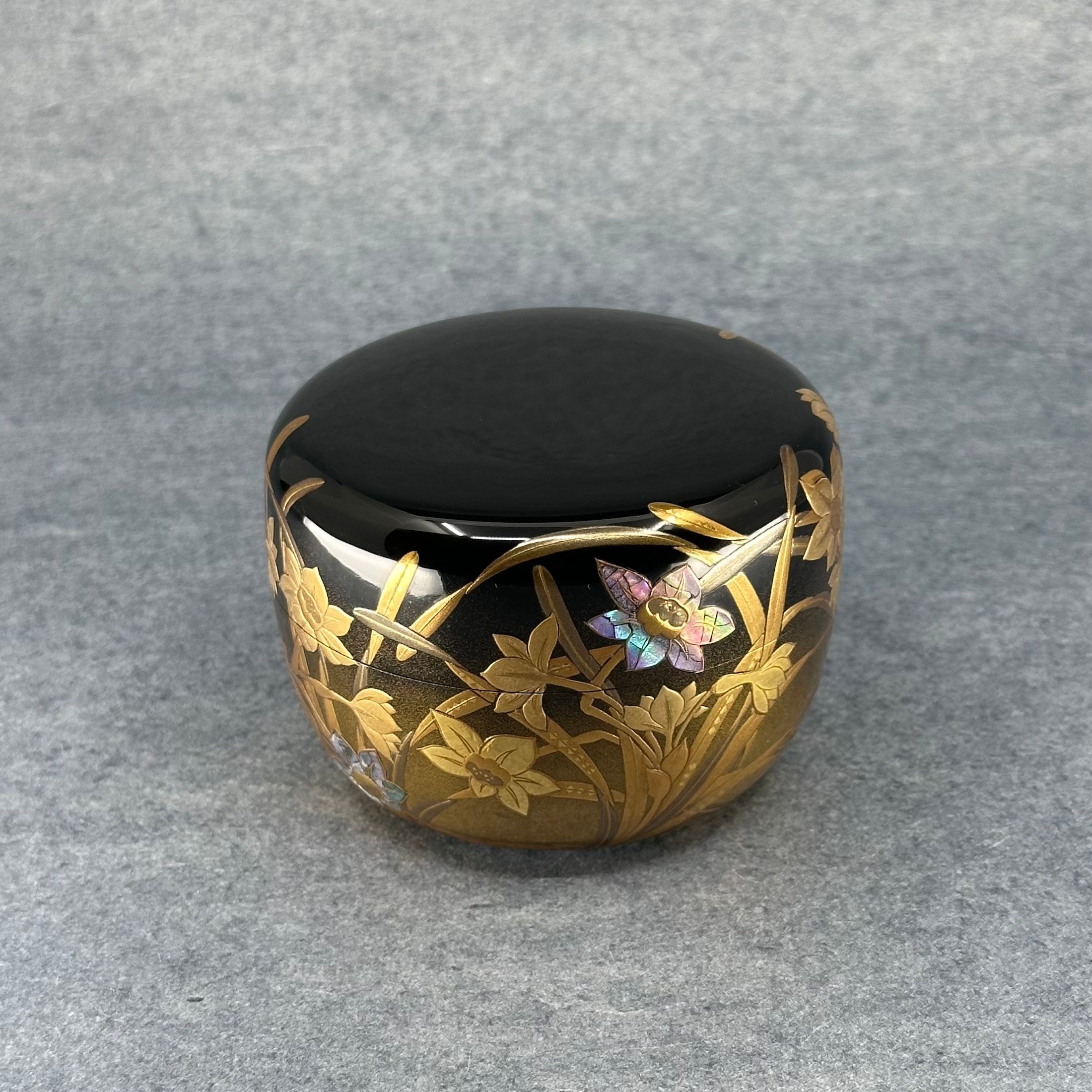 Natsume (boîte à thé) laque et or, motif suisen (jonquilles) de Takahiro Iwakura