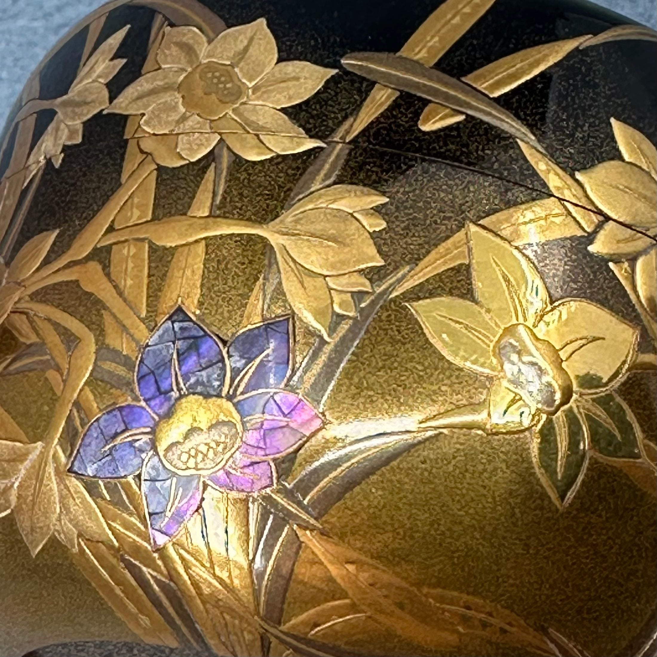 Natsume (boîte à thé) laque et or, motif suisen (jonquilles) de Takahiro Iwakura