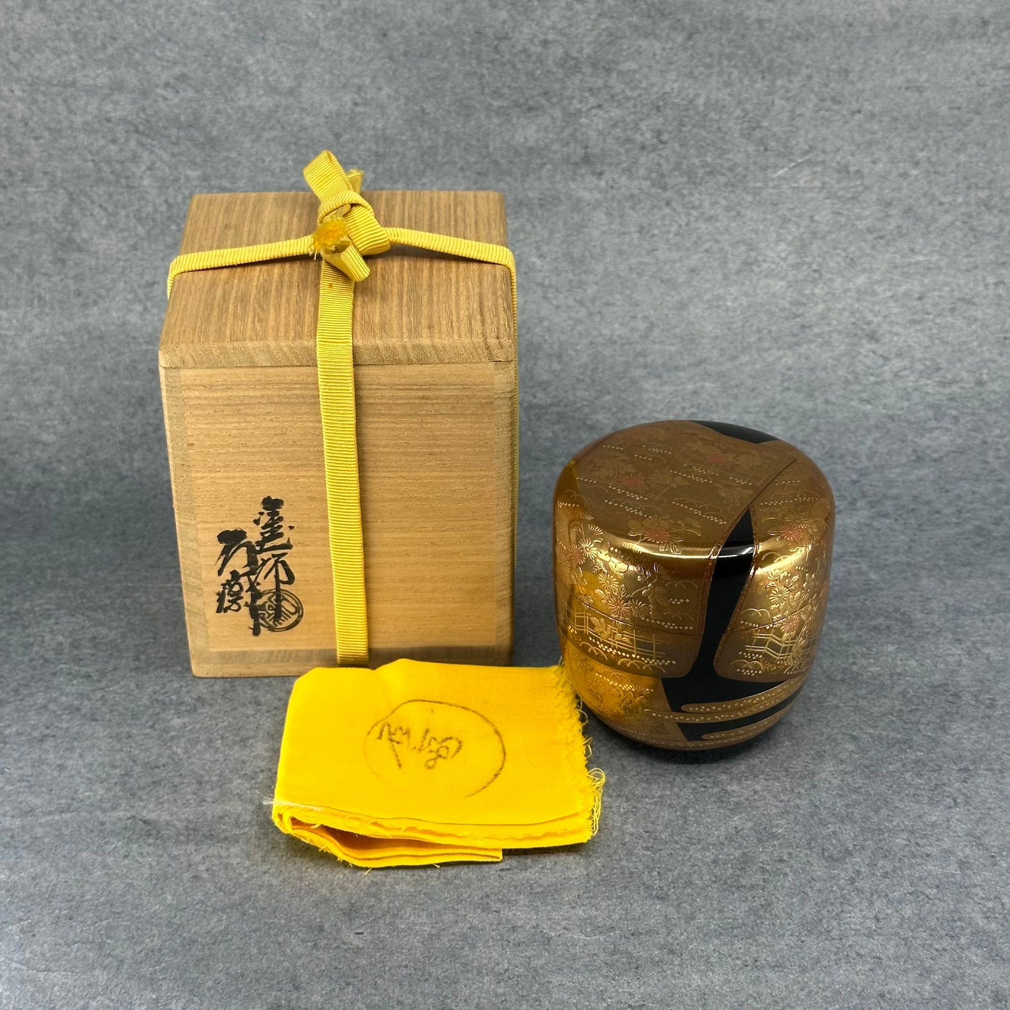 Vue d’ensemble du natsume avec sa boîte de protection (kiribako) et son tissu signé (tomonuno) – Atelier Ikiwa