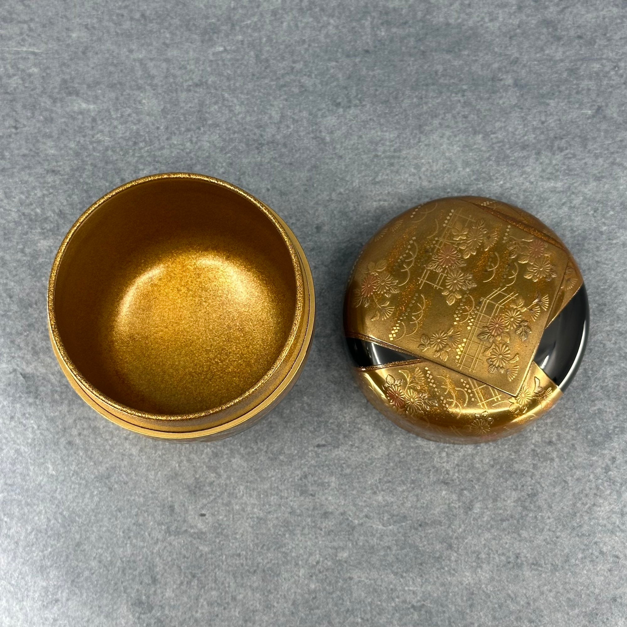 Intérieur du natsume laqué or nashiji, montrant la finition brillante et homogène – Atelier Ikiwa