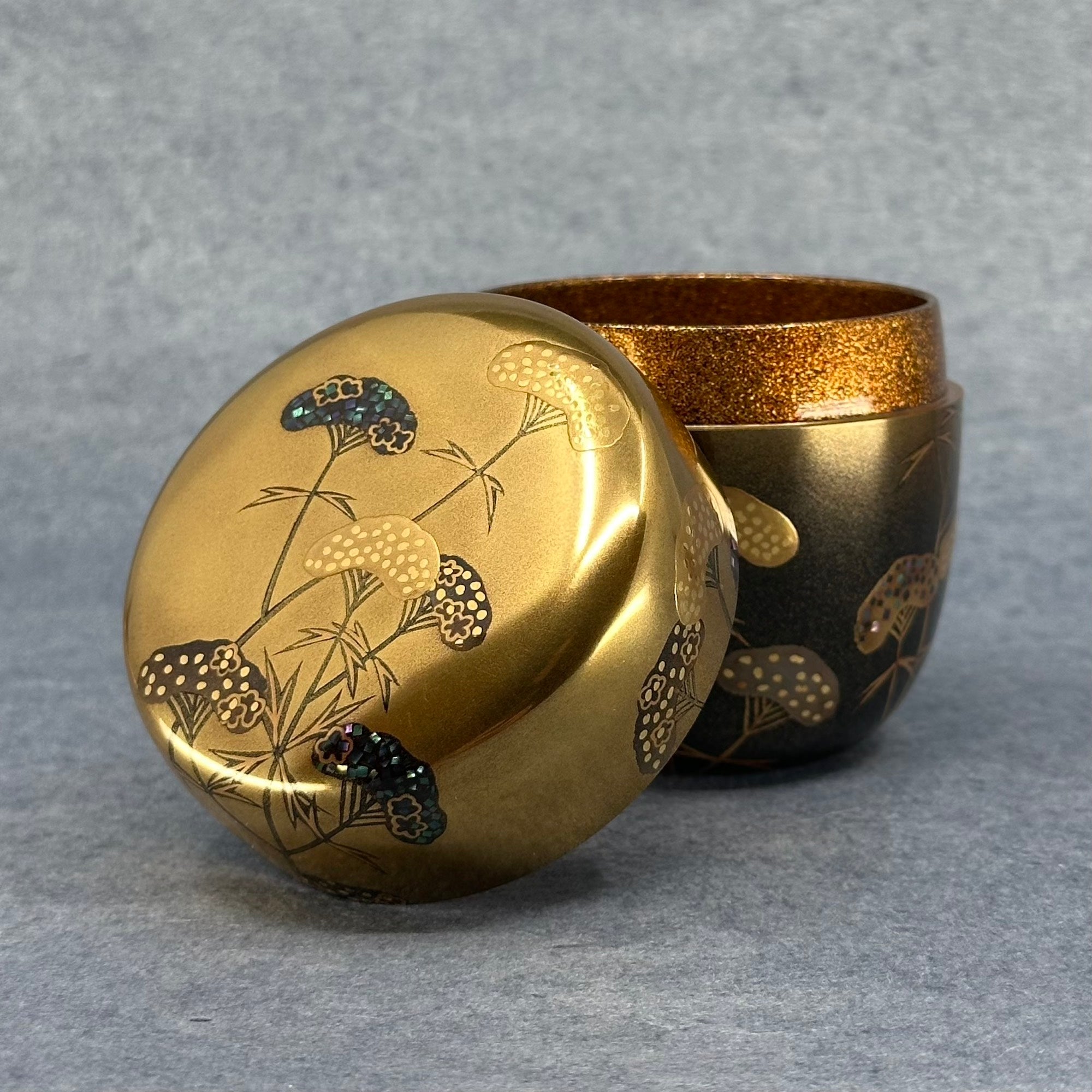 Atelier Ikiwa - natsume ouvert montrant le couvercle posé à côté et l’intérieur en nashiji.