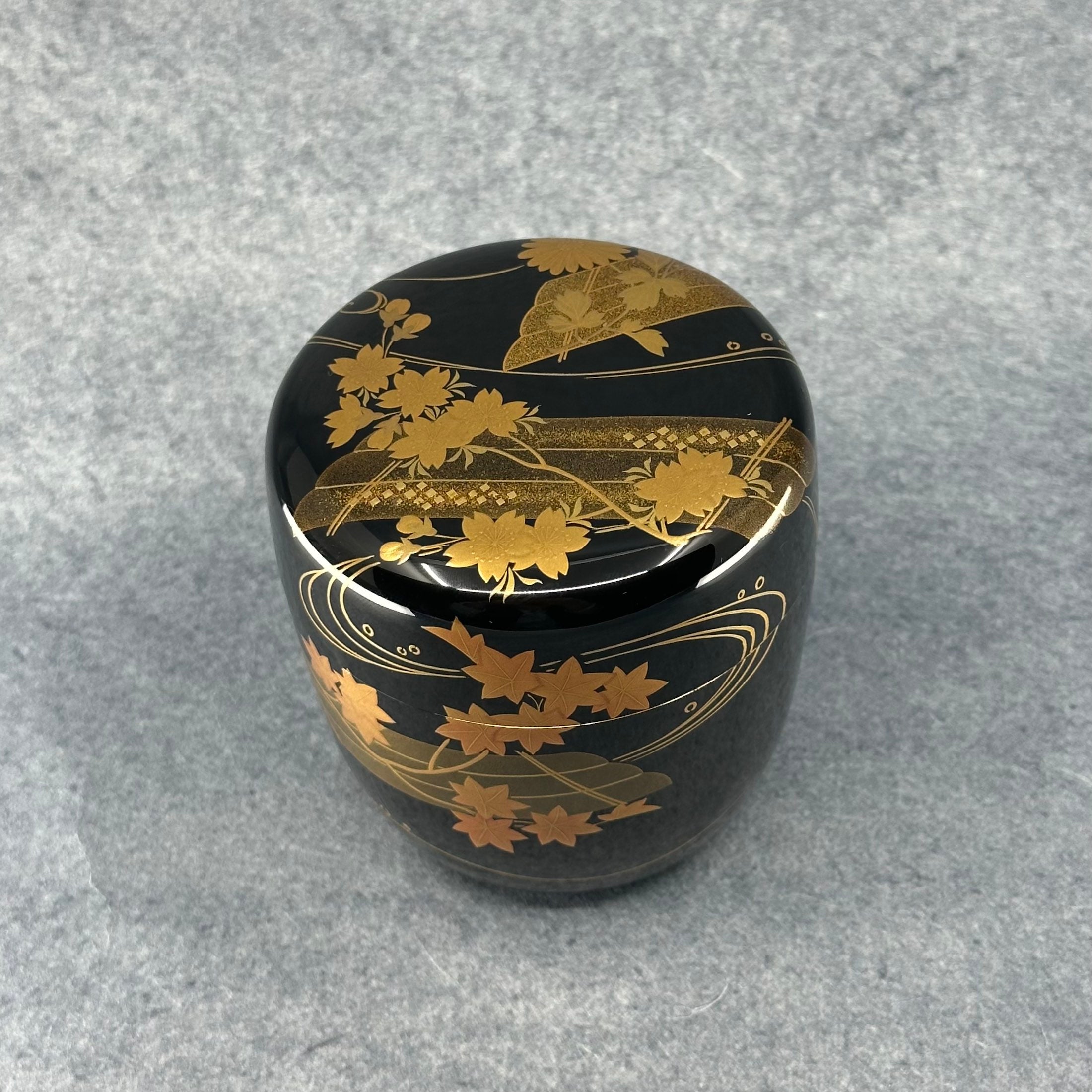 Natsume (boîte à thé) laque et or, motif hana ikada (radeau de fleurs) de Hosoya Eisai