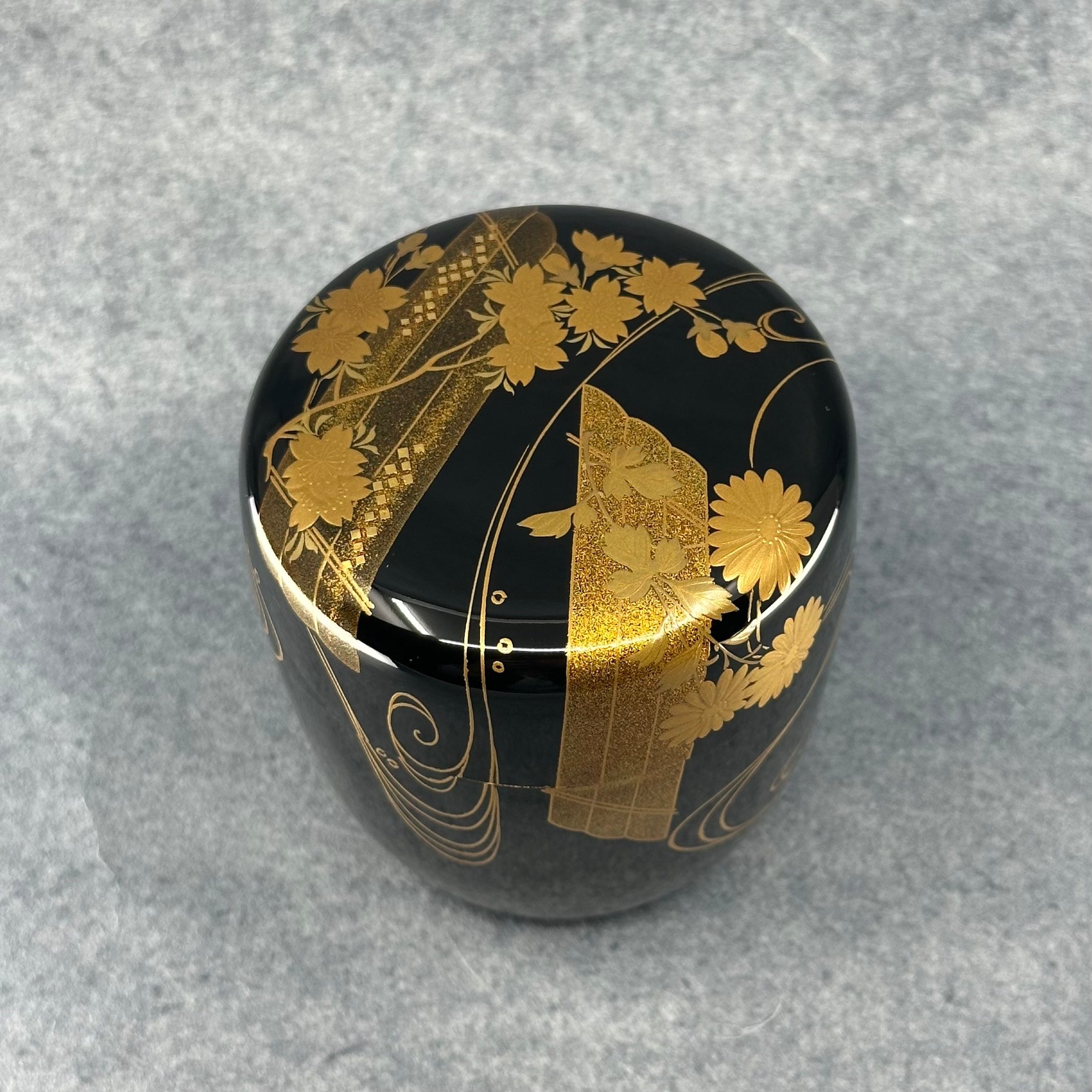 Natsume (boîte à thé) laque et or, motif hana ikada (radeau de fleurs) de Hosoya Eisai