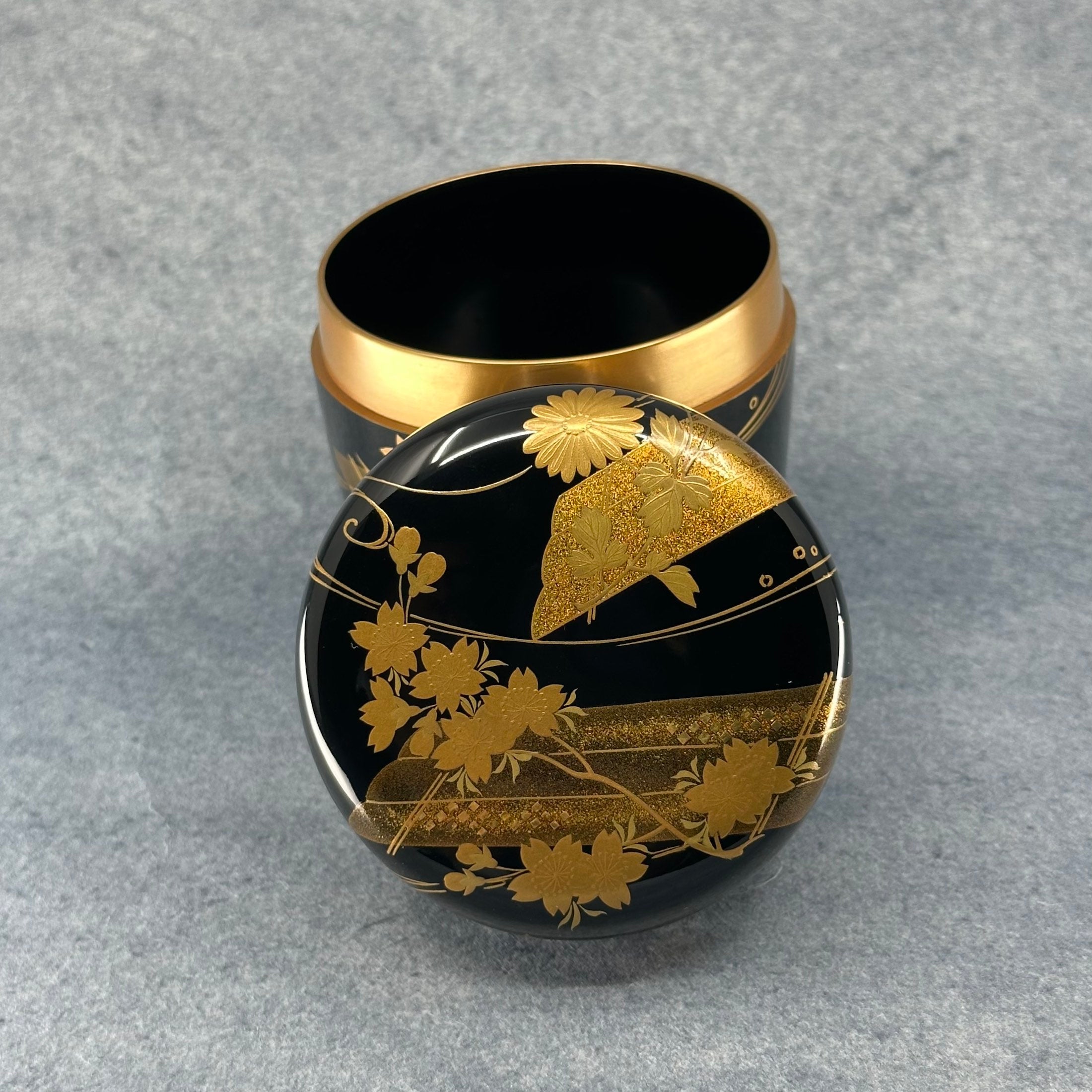 Natsume (boîte à thé) laque et or, motif hana ikada (radeau de fleurs) de Hosoya Eisai