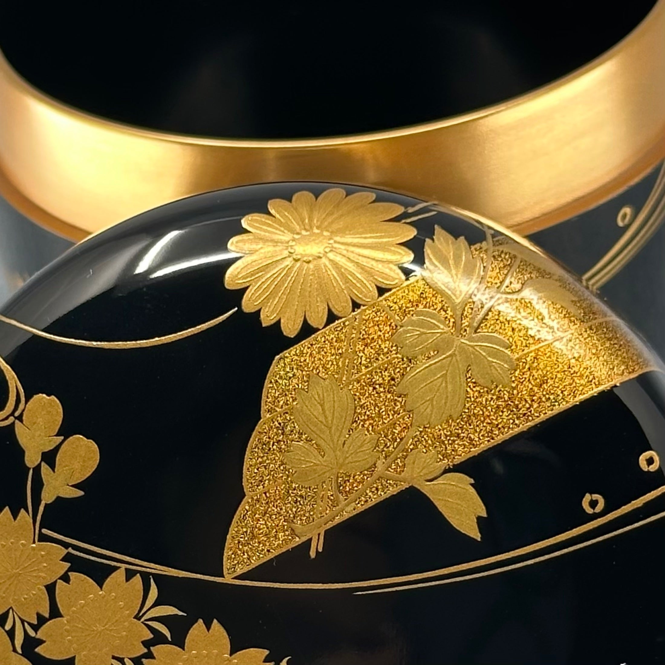Natsume (boîte à thé) laque et or, motif hana ikada (radeau de fleurs) de Hosoya Eisai
